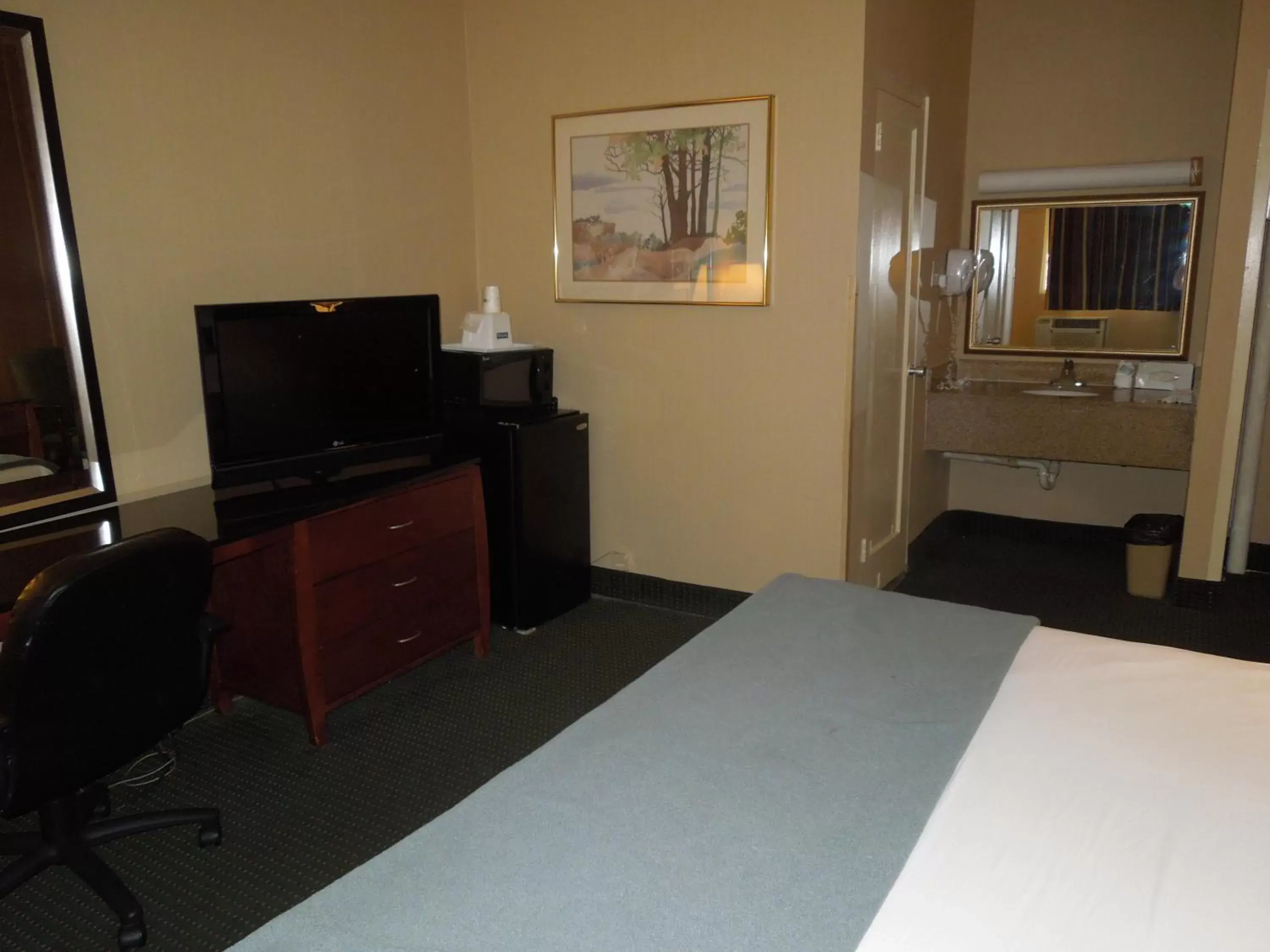 Bedroom, TV/Entertainment Center in Travelodge by Wyndham Silver Spring