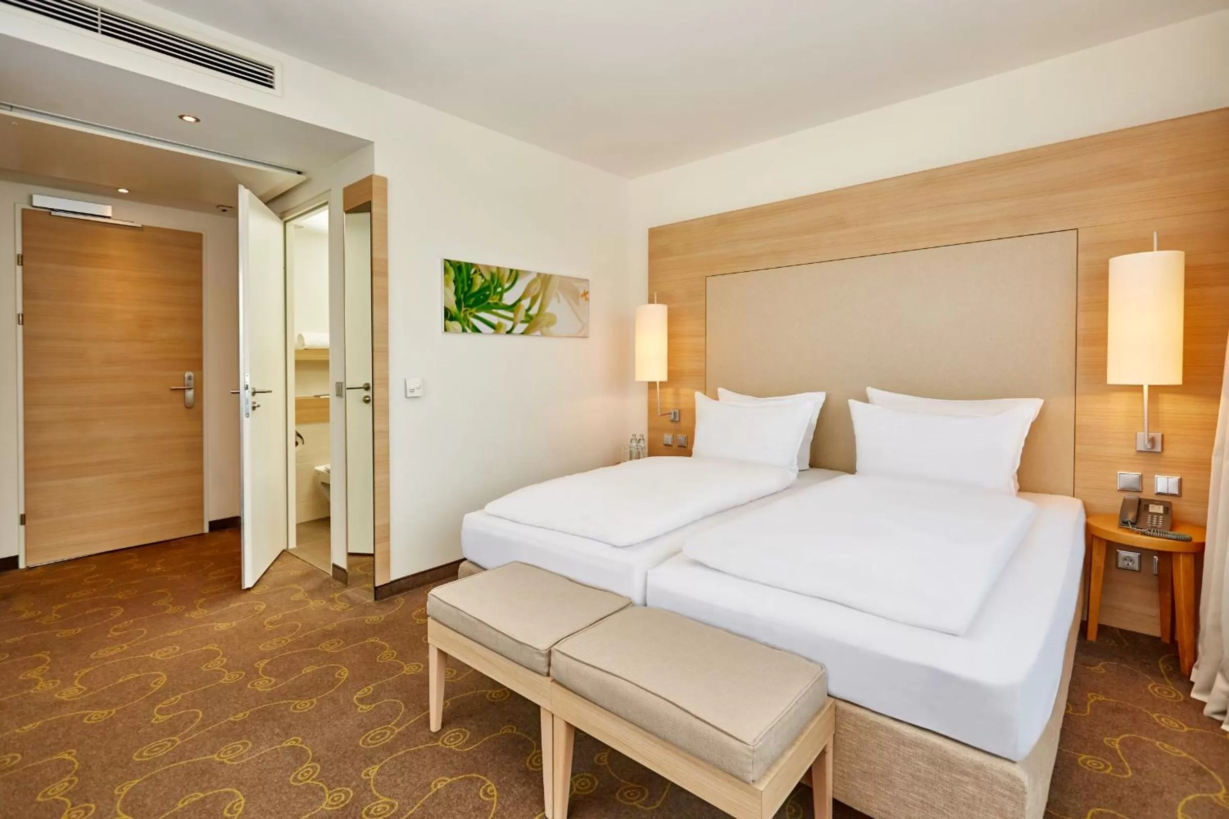 Bathroom, Bed in H+ Hotel Salzburg