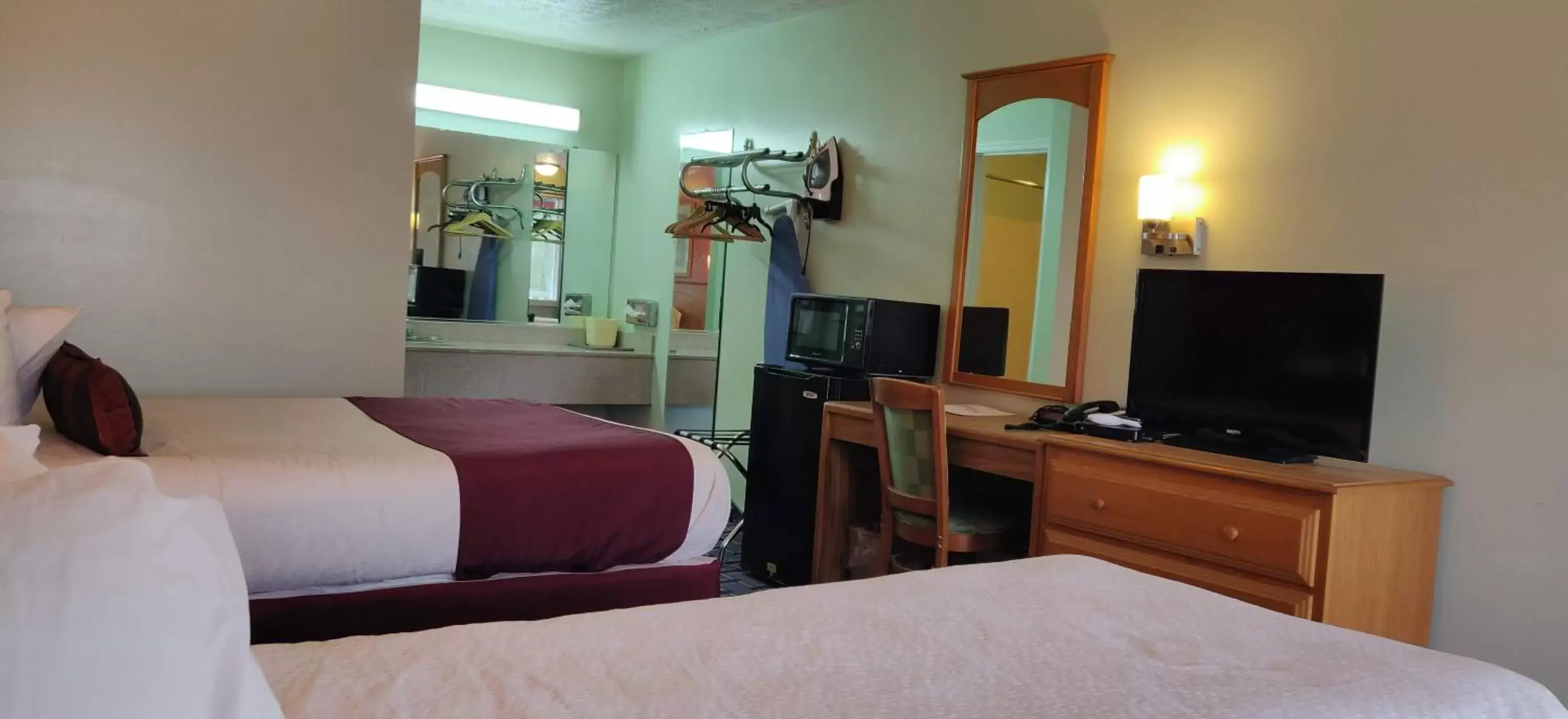 Bedroom, TV/Entertainment Center in Relax Inn