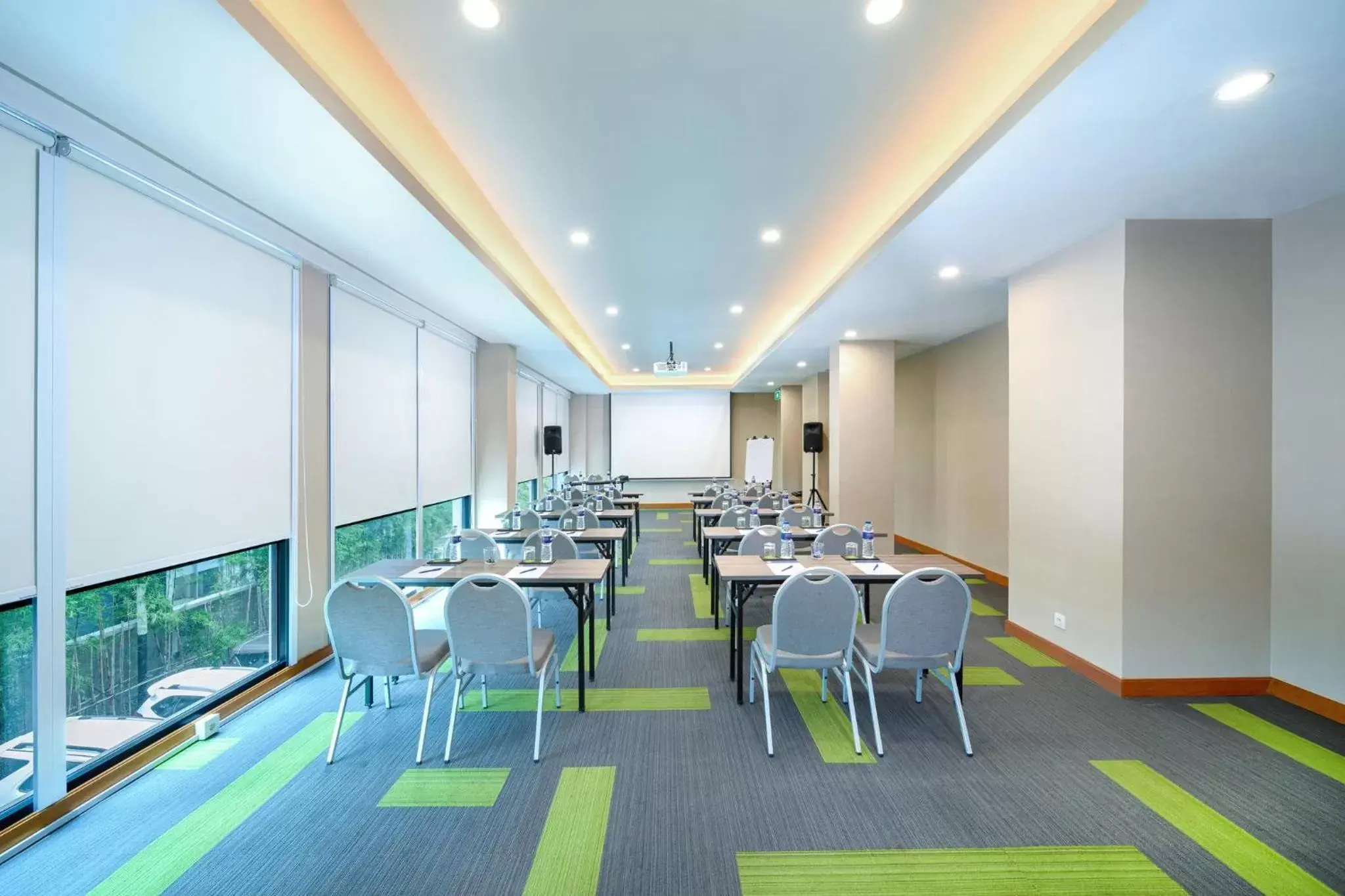 Meeting/conference room in Holiday Inn Express Jakarta Matraman, an IHG Hotel