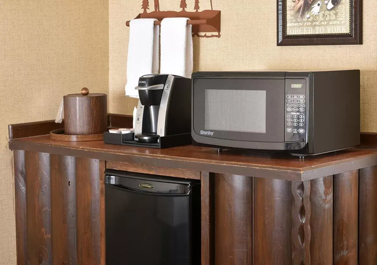 Coffee/tea facilities, Kitchen/Kitchenette in Stoney Creek Hotel St. Joseph