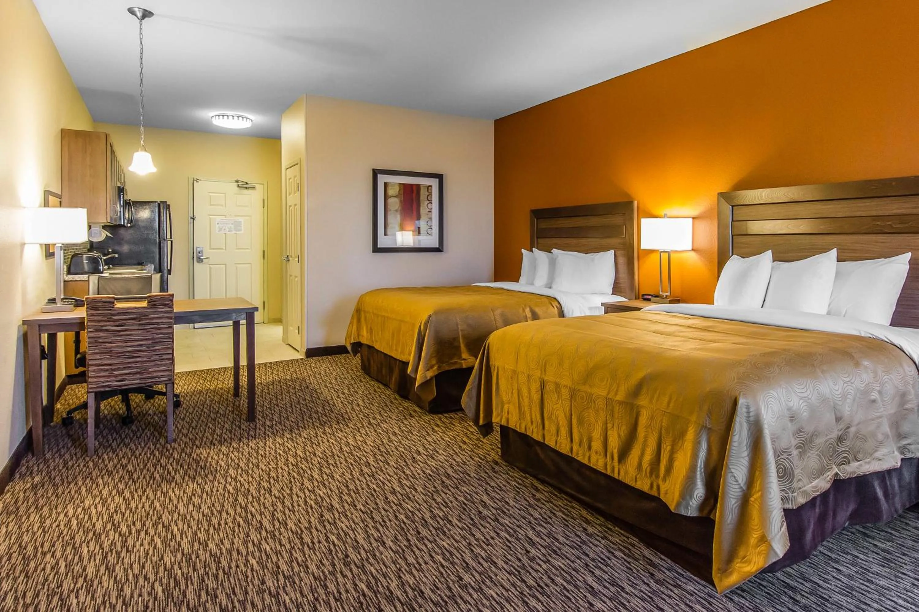 Queen Suite with Two Queen Beds in MainStay Suites Watford City - Event Center