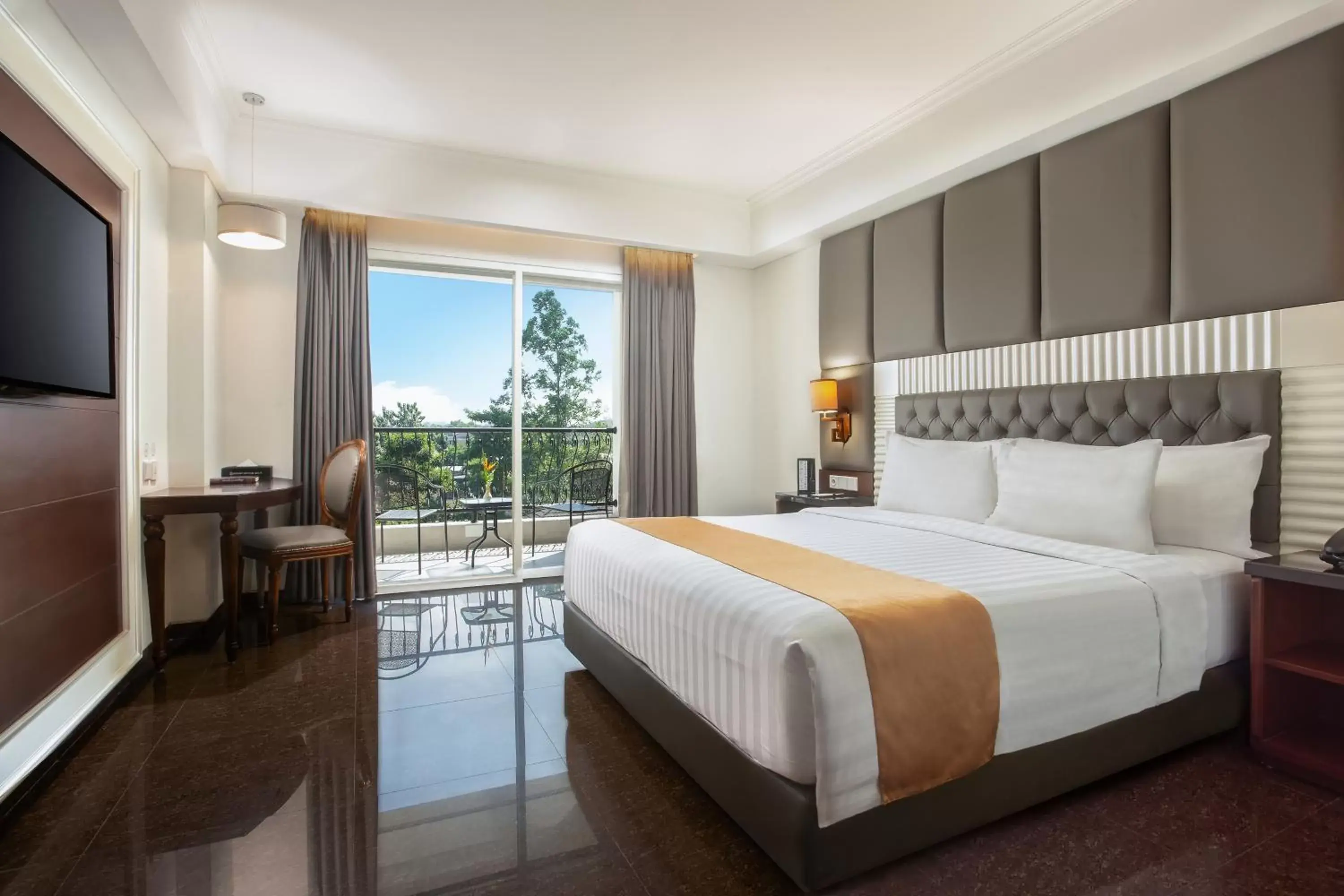 Photo of the whole room, Bed in Grand Rohan Jogja
