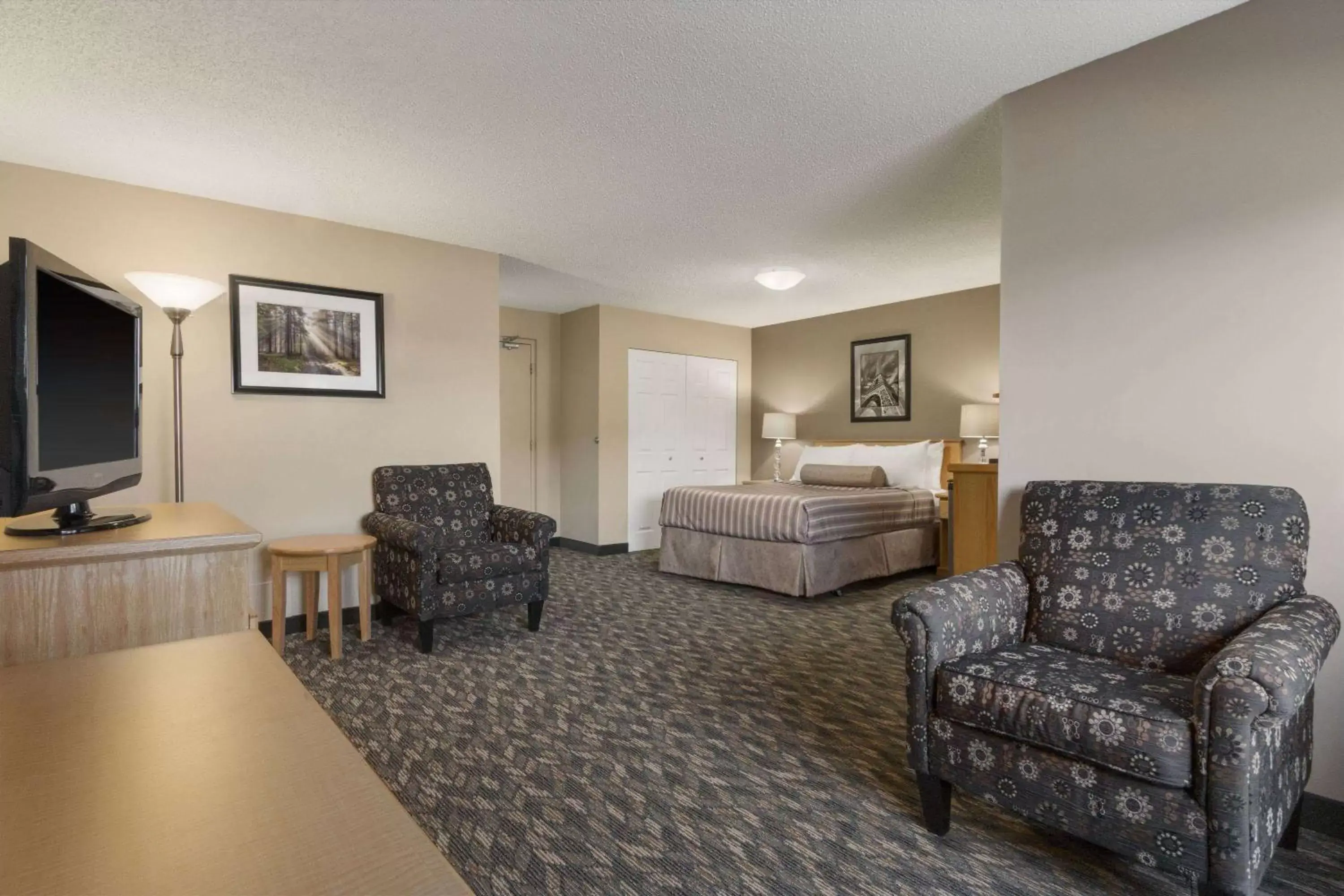 Photo of the whole room, Seating Area in Travelodge by Wyndham Prince George