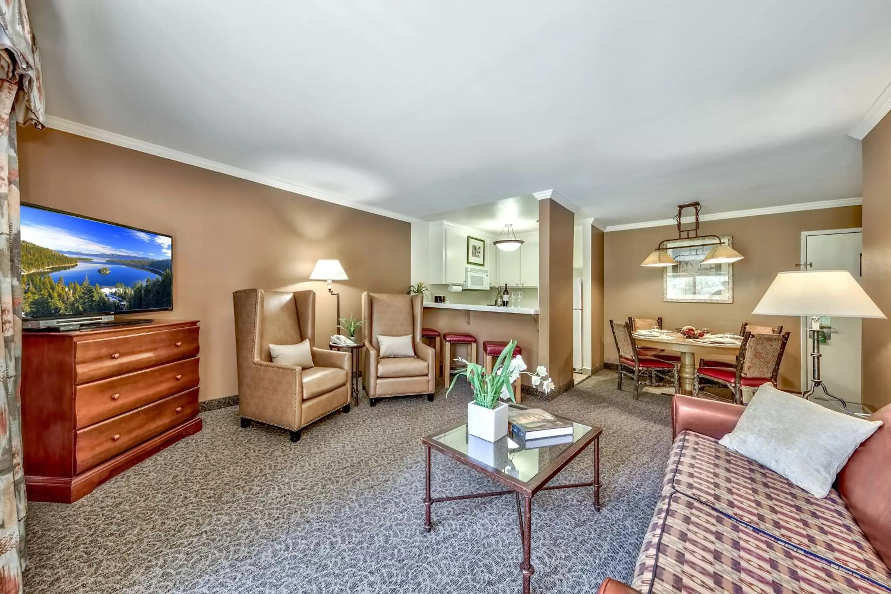 Living room, Seating Area in Forest Suites Resort at the Heavenly Village