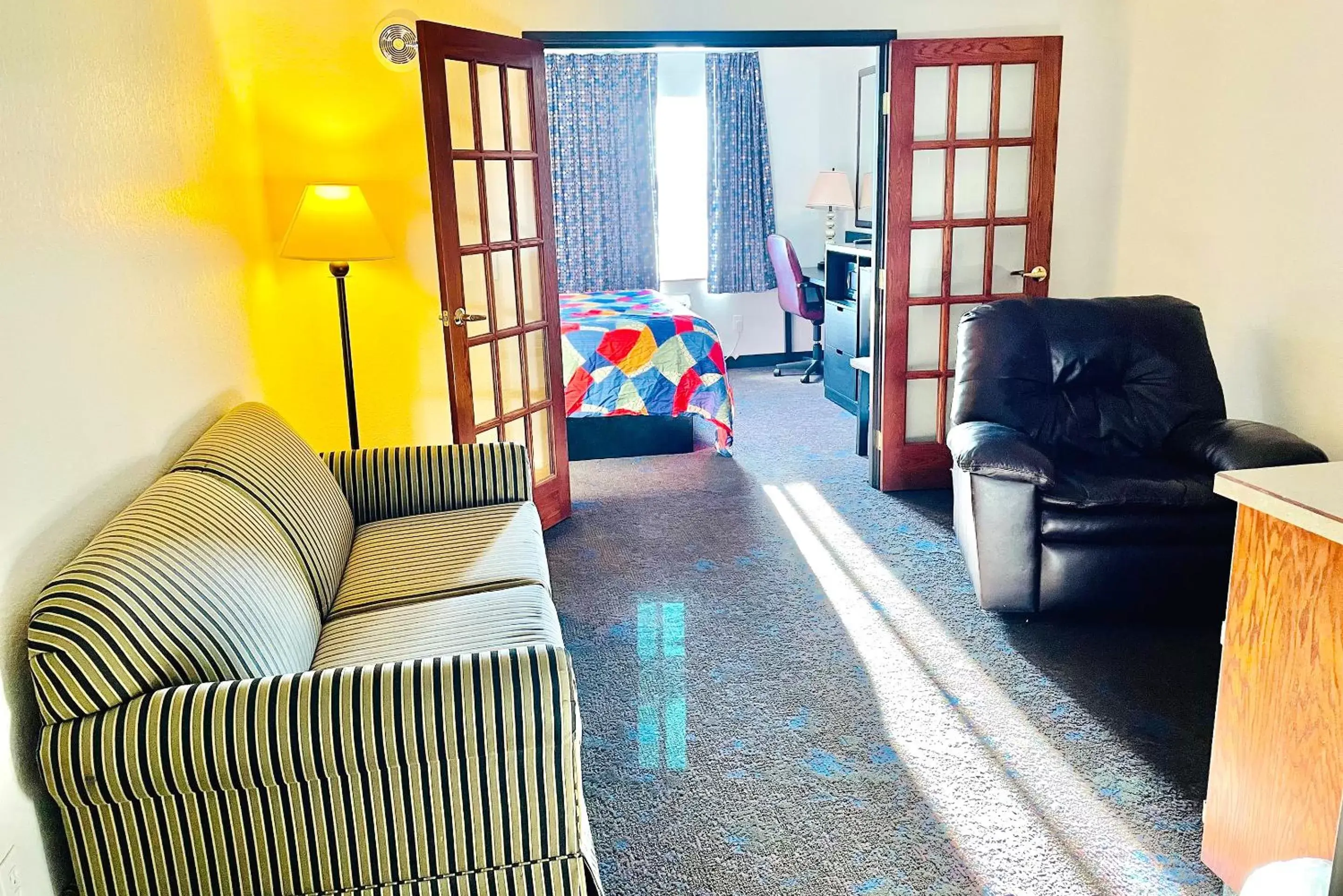 Living room in Coratel Inn & Suites by Jasper Northfield Living room in Coratel Inn & Suites by Jasper Northfield