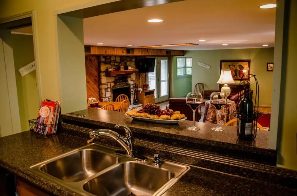 Kitchen or kitchenette, Kitchen/Kitchenette in Asheville Cabins of Willow Winds