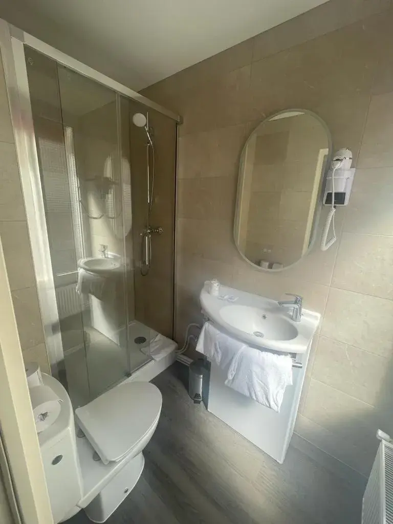 Bathroom in Hôtel D'Anjou