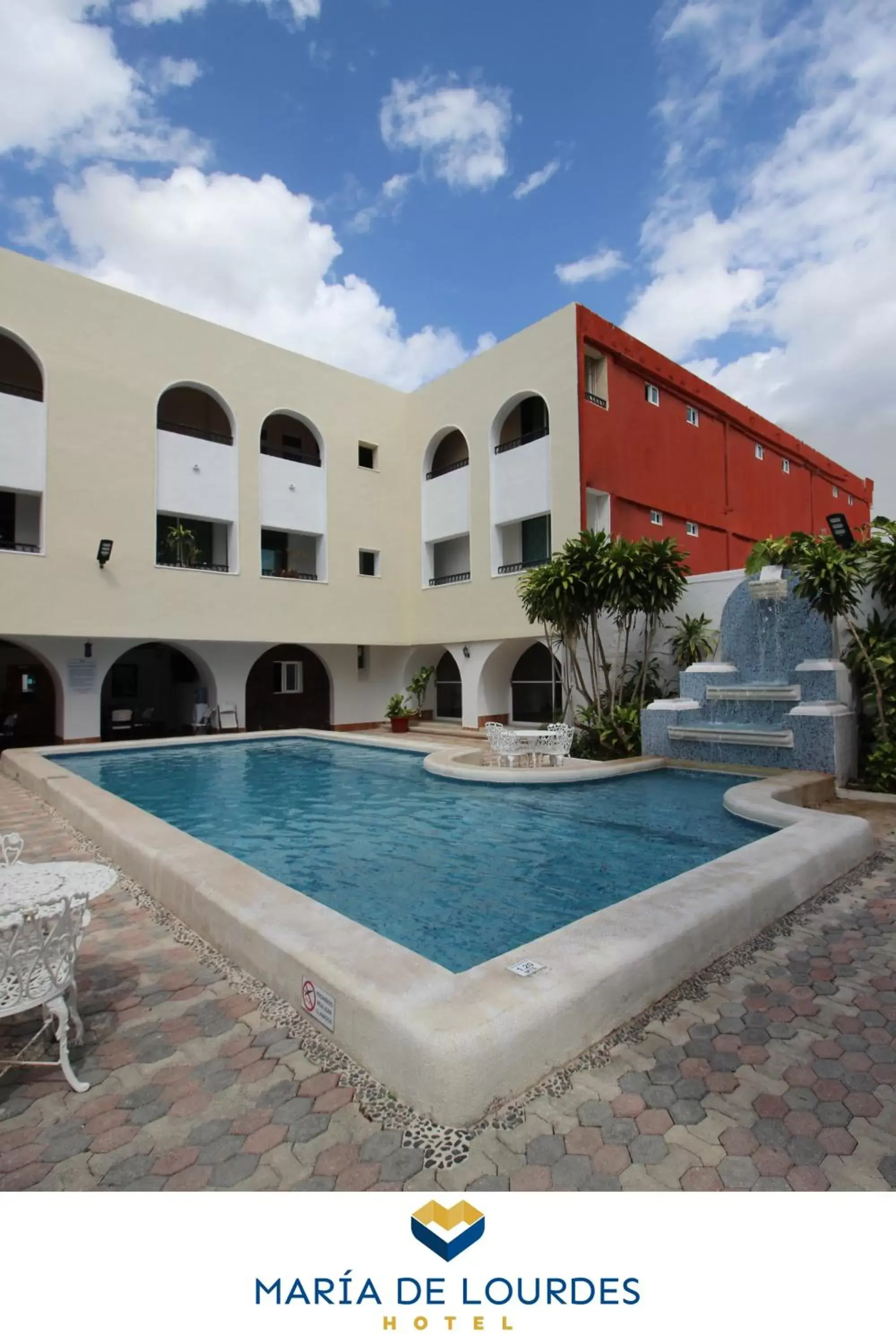 Swimming pool, Property Building in Hotel Maria de Lourdes