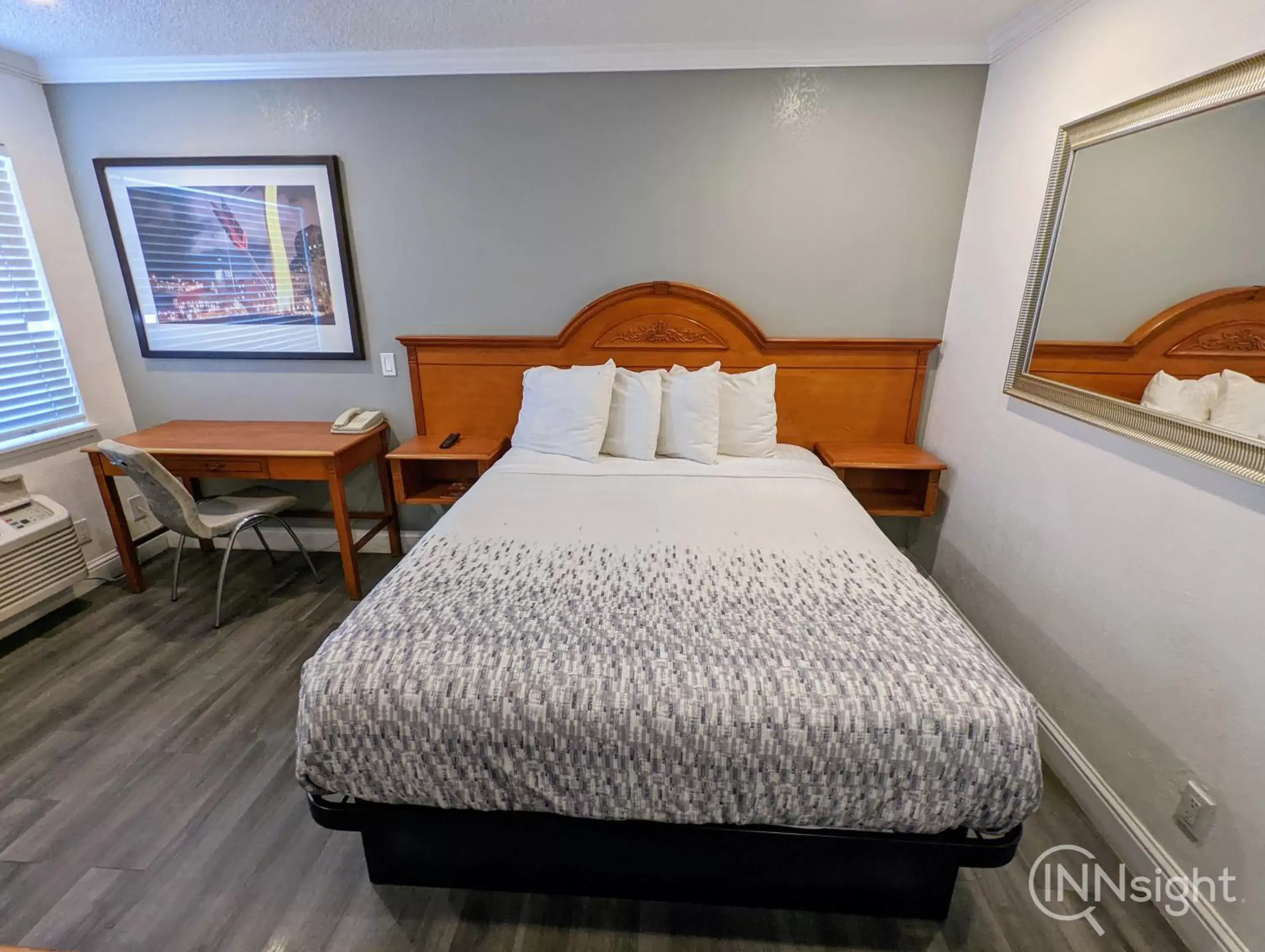 Photo of the whole room, Bed in Deluxe Inn