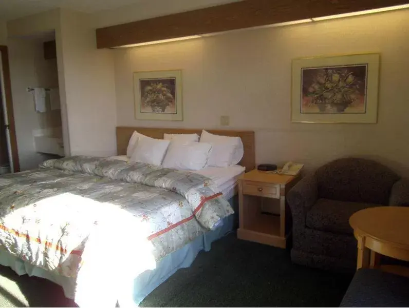 Bed in Pleasant Stay Inn & Suites