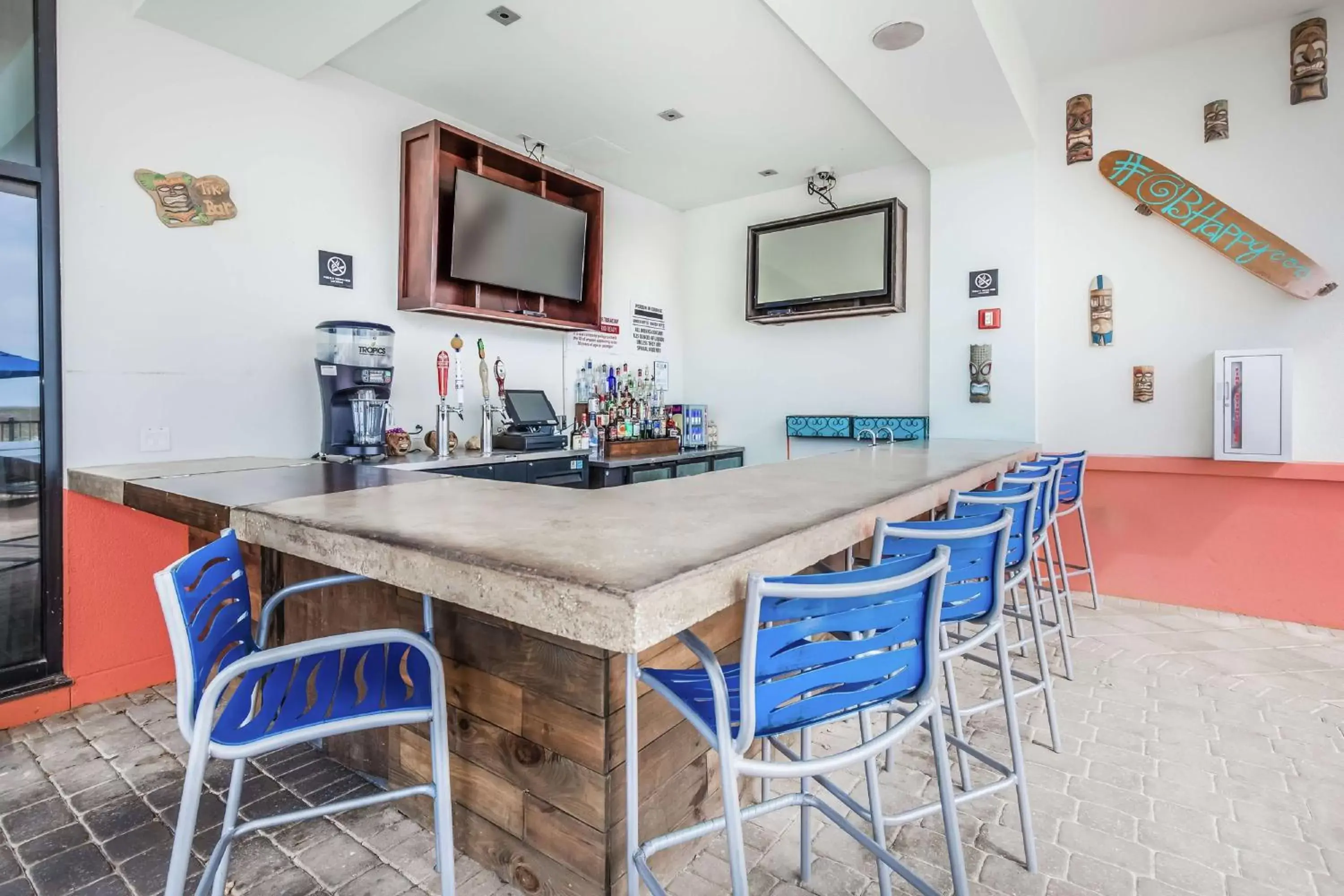 Lounge or bar, Kitchen/Kitchenette in Hampton Inn & Suites - Orange Beach
