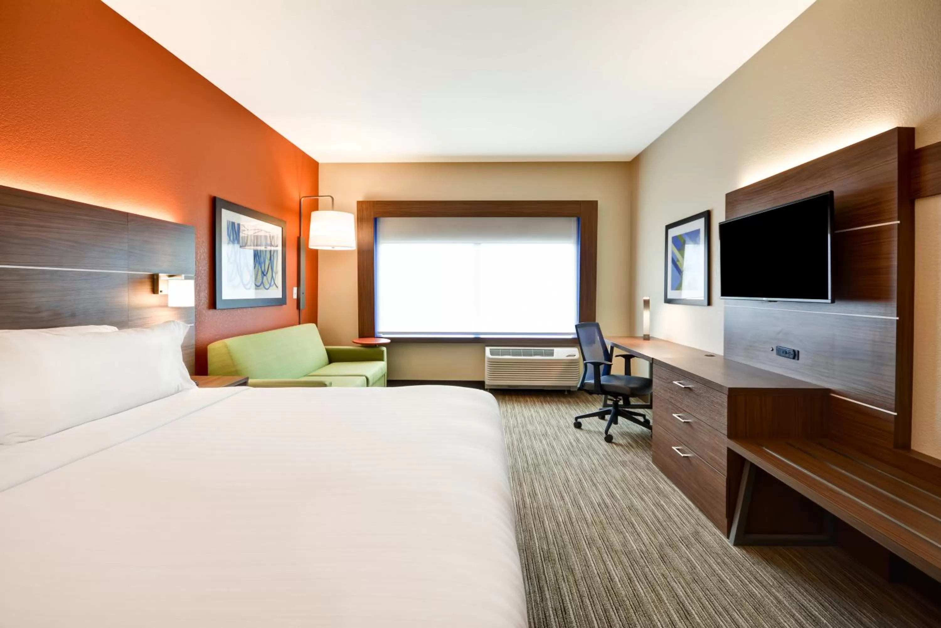 Photo of the whole room, Bed in Holiday Inn Express - Evansville by IHG