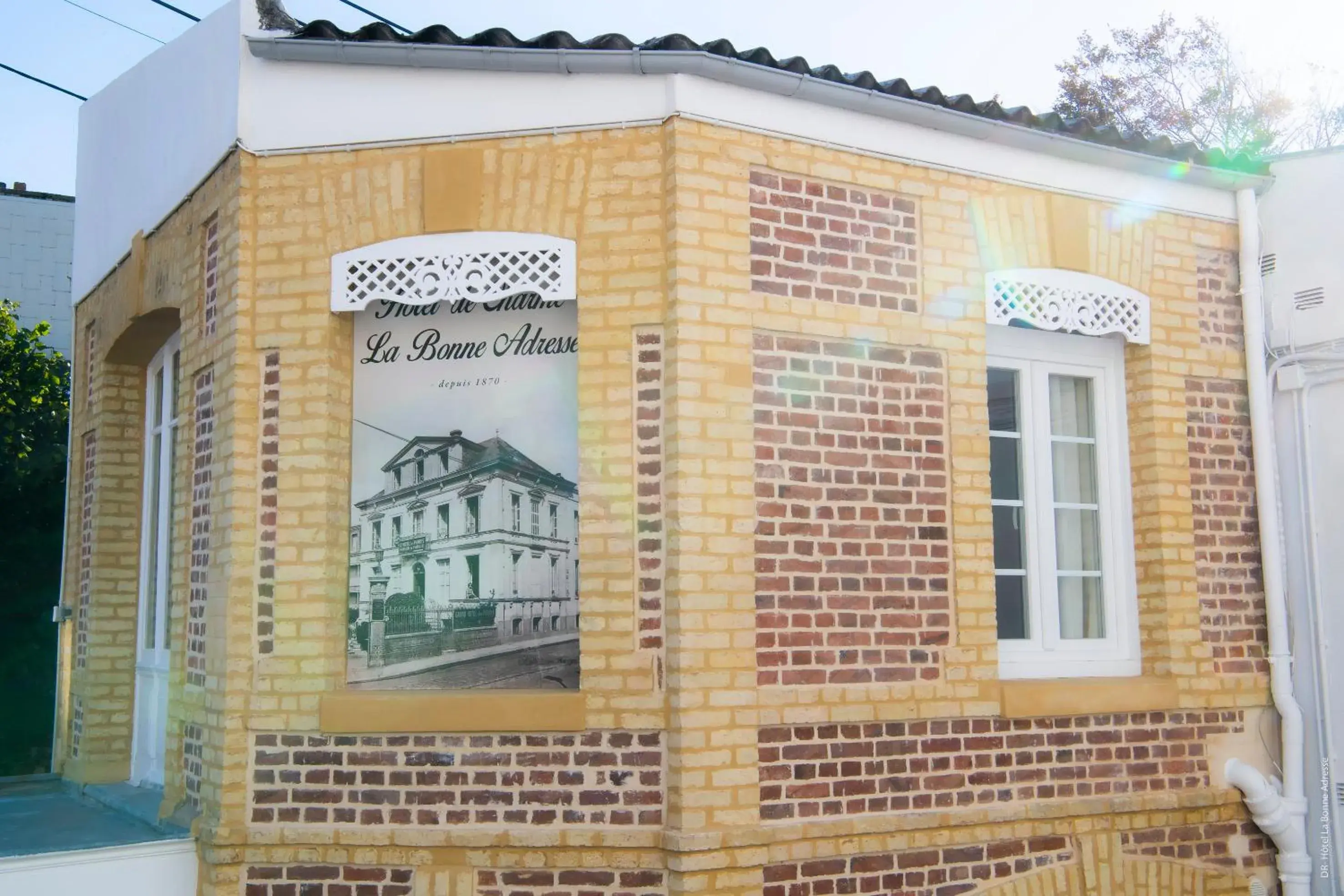 Property building in Hotel de Charme La Bonne Adresse - Logis hotels Property building in Hotel de Charme La Bonne Adresse - Logis hotels