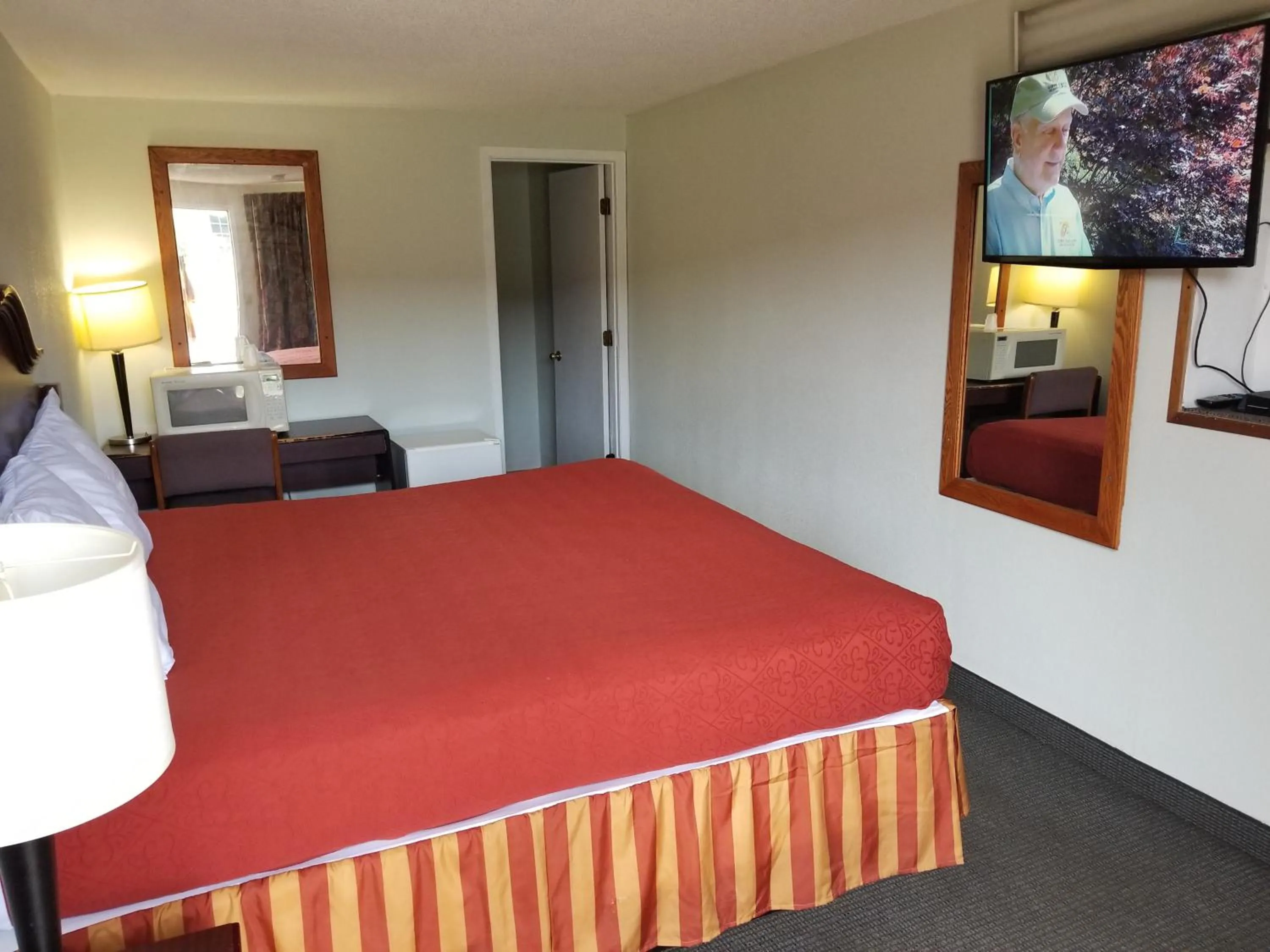 Bed in Budget Inn And Suites Eagan