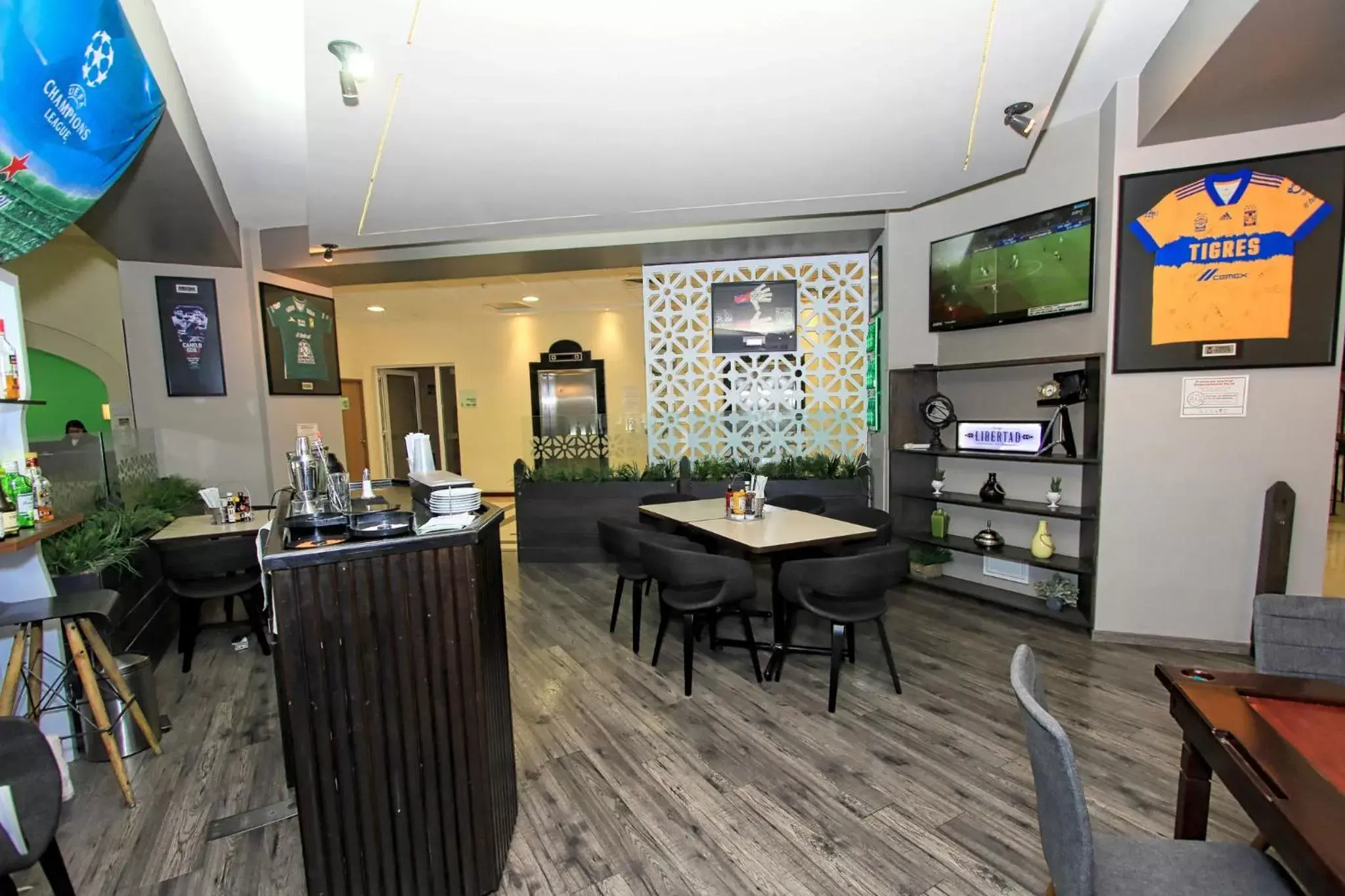 Lounge or bar in Holiday Inn Leon-Convention Center by IHG Lounge or bar in Holiday Inn Leon-Convention Center by IHG