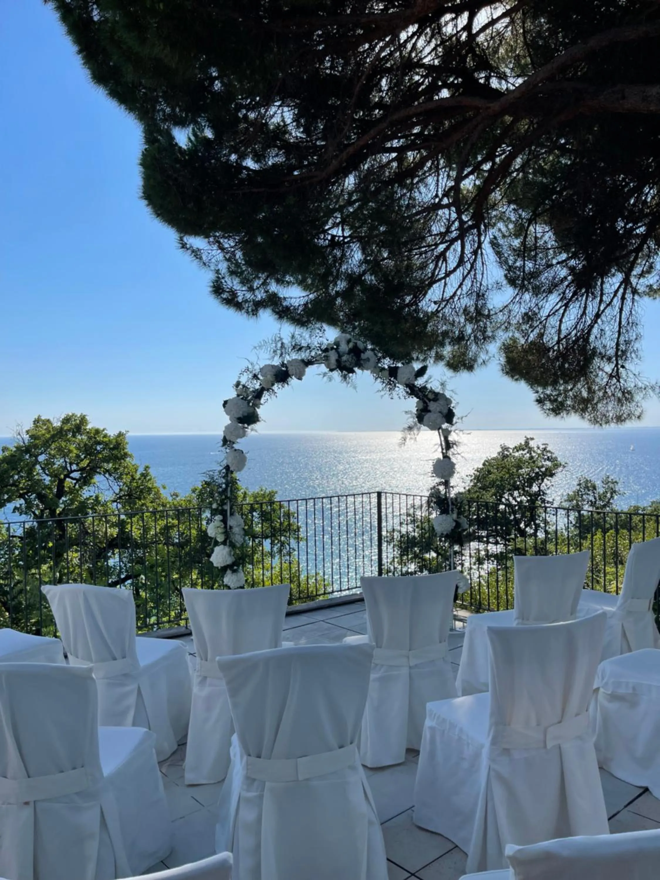 Restaurant/places to eat in Hotel Riviera & Maximilian's