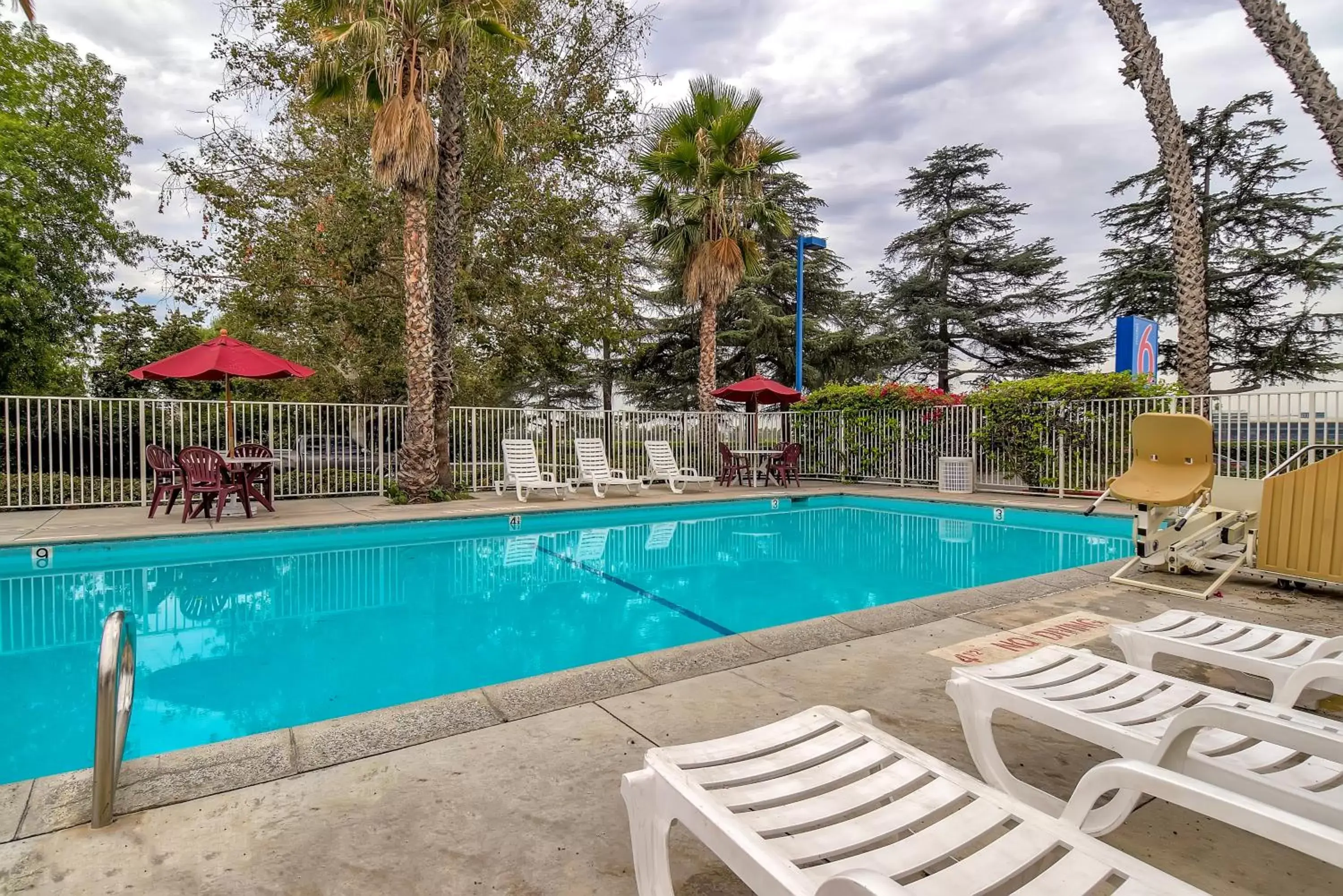 Patio, Swimming Pool in Motel 6-Arcadia, CA - Los Angeles - Pasadena Area
