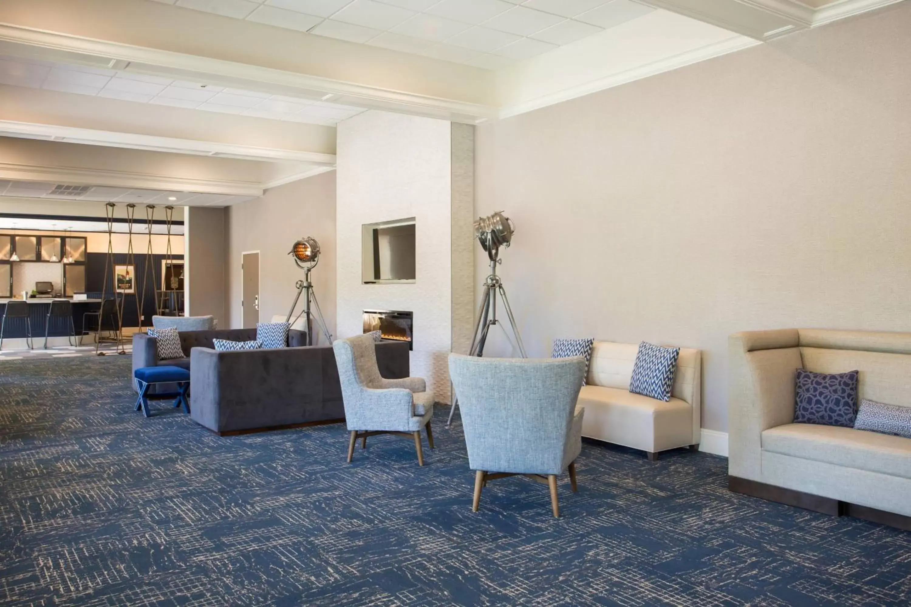 Lounge or bar, Seating Area in Four Points by Sheraton Eastham Cape Cod