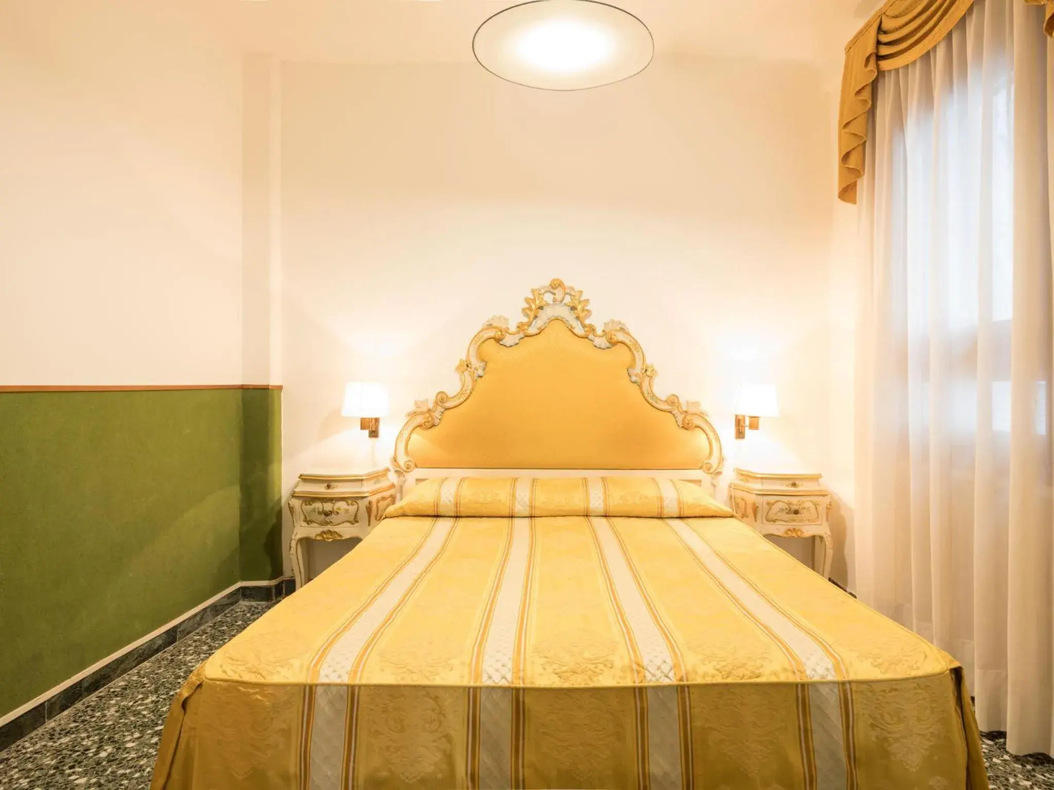 Bed in Albergo Basilea