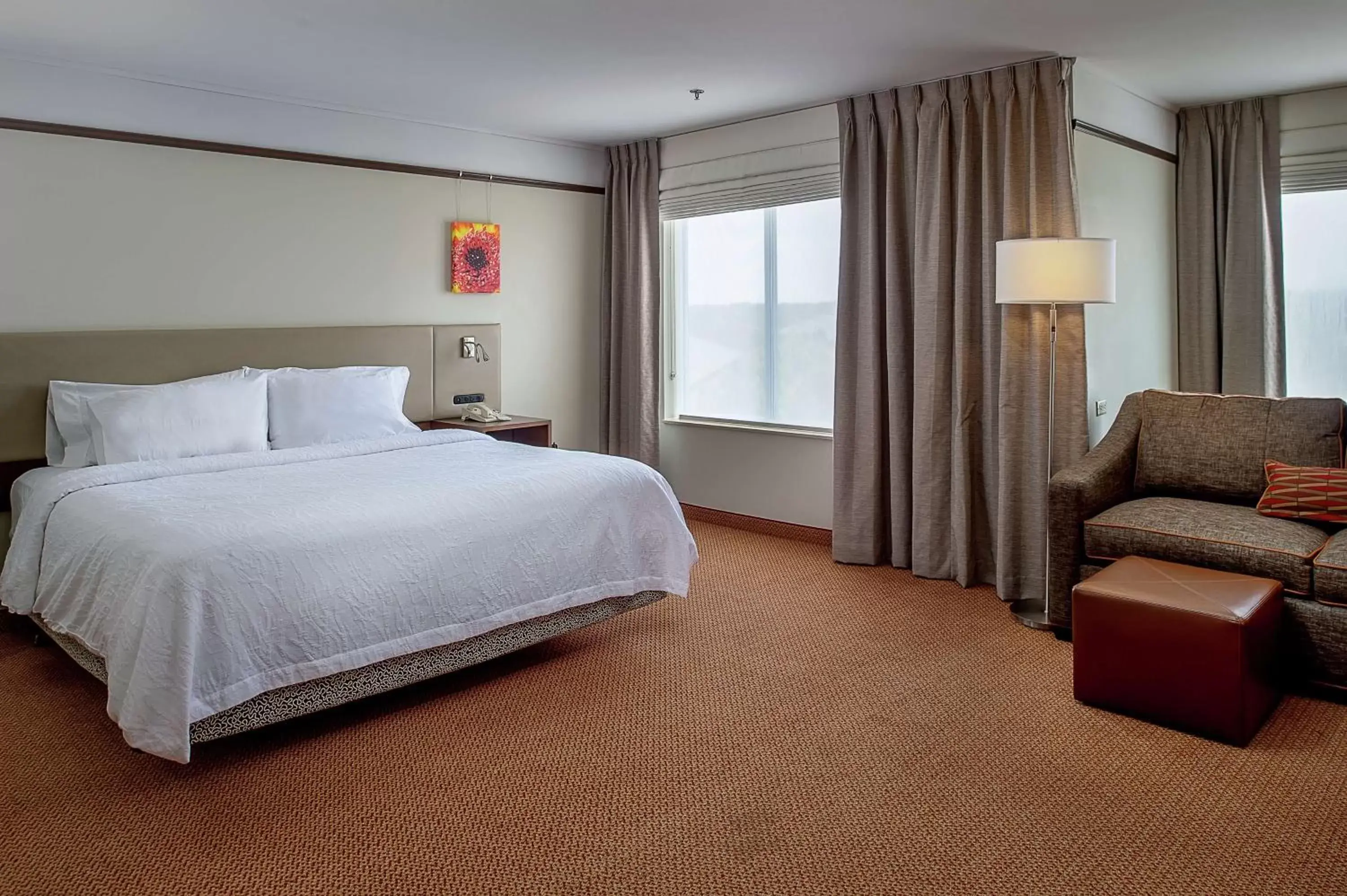 Living room, Bed in Hilton Garden Inn St. Louis/Chesterfield