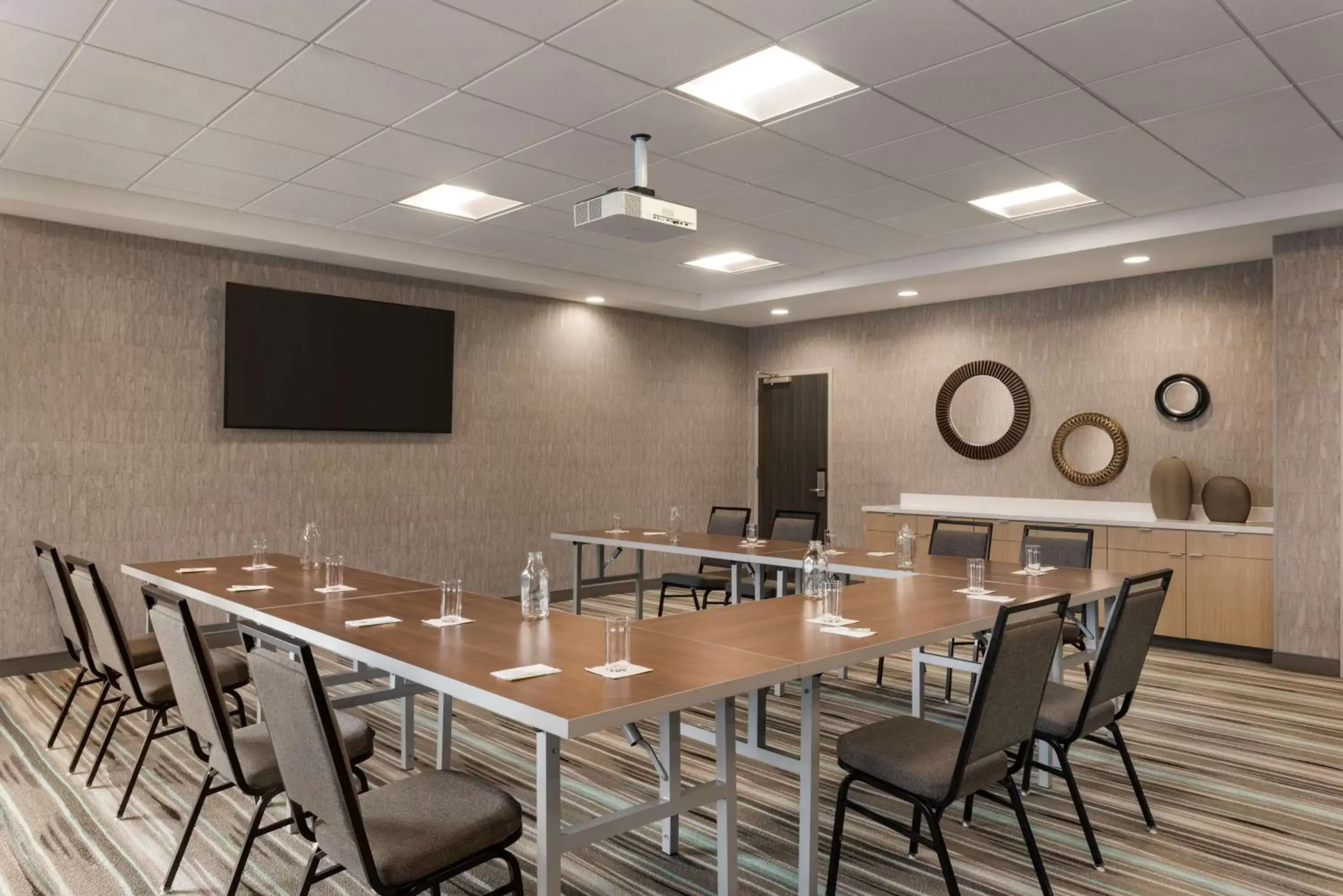 Meeting/conference room in Home2 Suites By Hilton Madison Central Alliant Energy Center