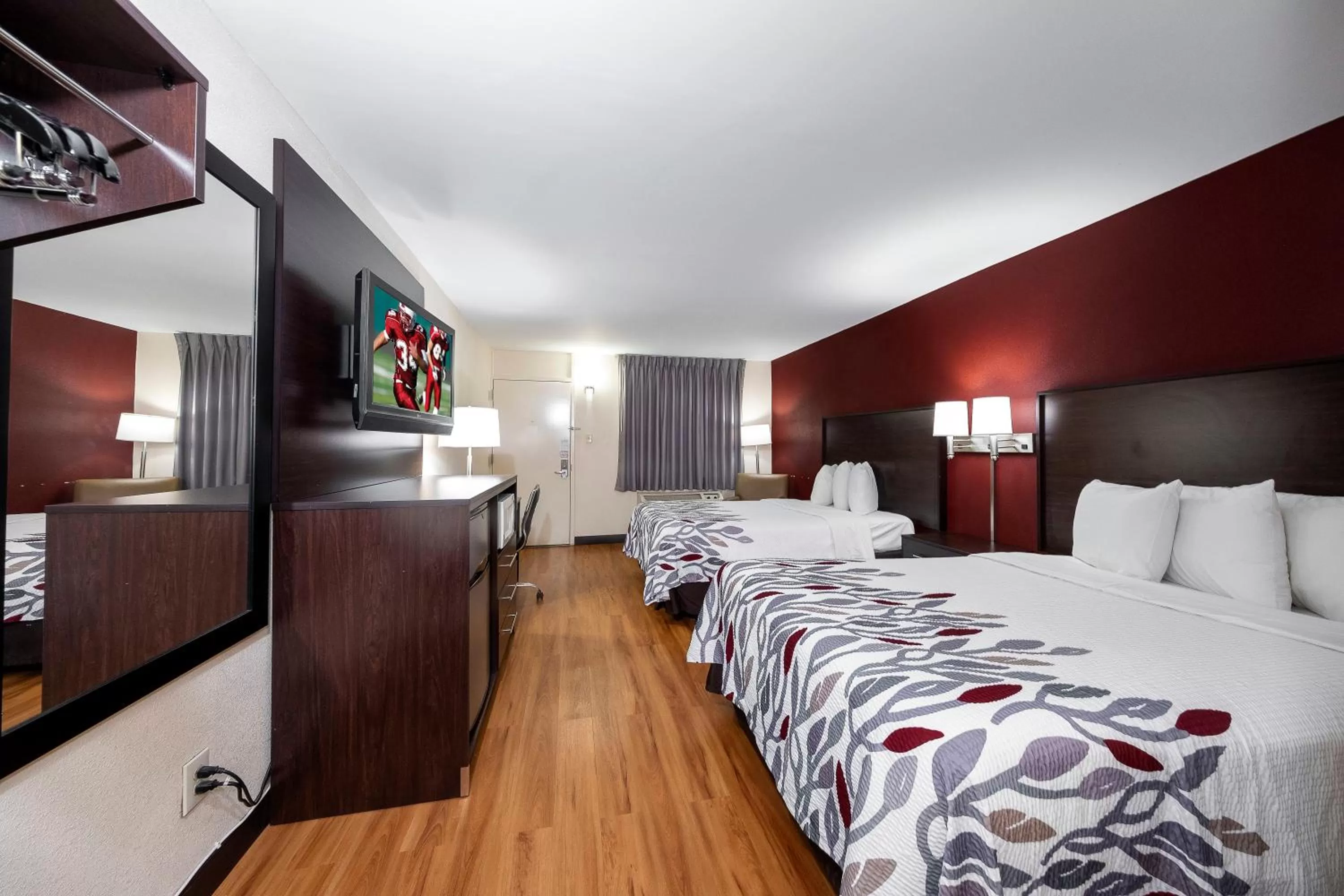 Bedroom, Bed in Red Roof Inn Ames