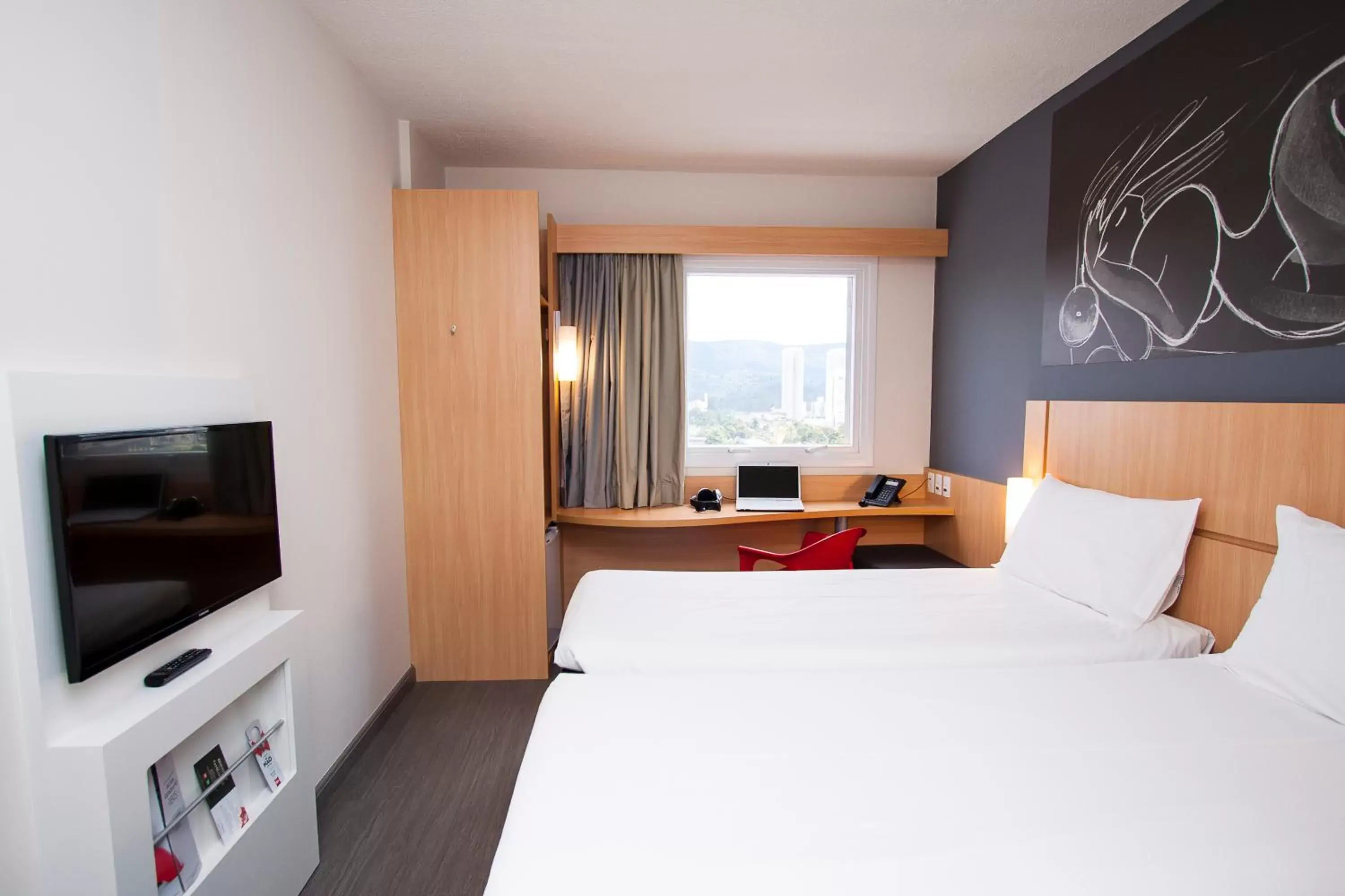 Bed, TV/Entertainment Center in ibis Mogi das Cruzes Shopping