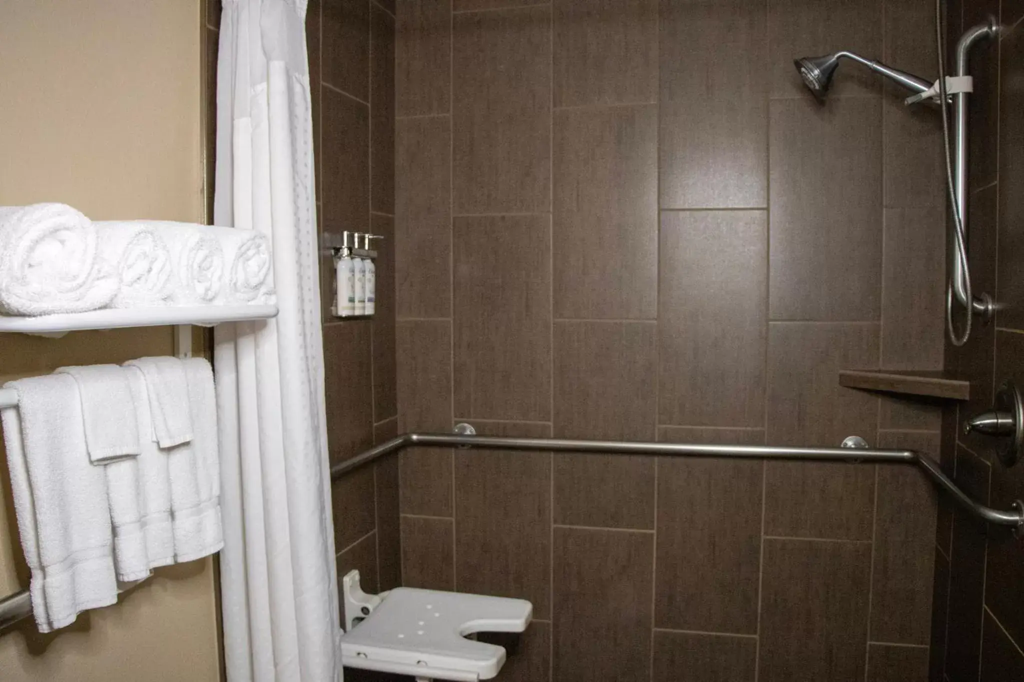 Standard King Room with Mobility Accessible Roll-In Shower in Holiday Inn Express Walla Walla by IHG Standard King Room with Mobility Accessible Roll-In Shower in Holiday Inn Express Walla Walla by IHG