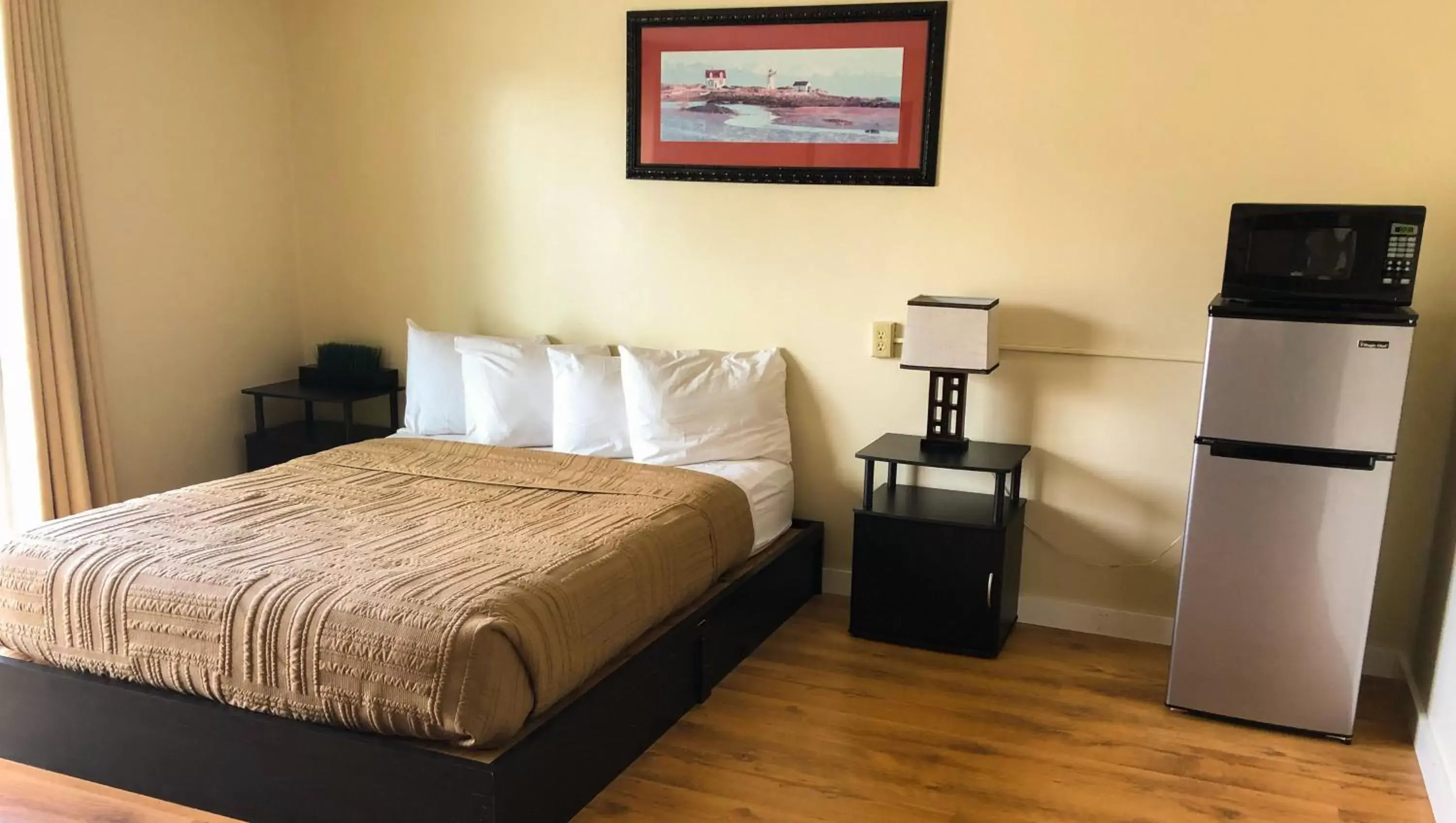 Queen Room - Disability Access in Colonial Inn Ellsworth Queen Room - Disability Access in Colonial Inn Ellsworth