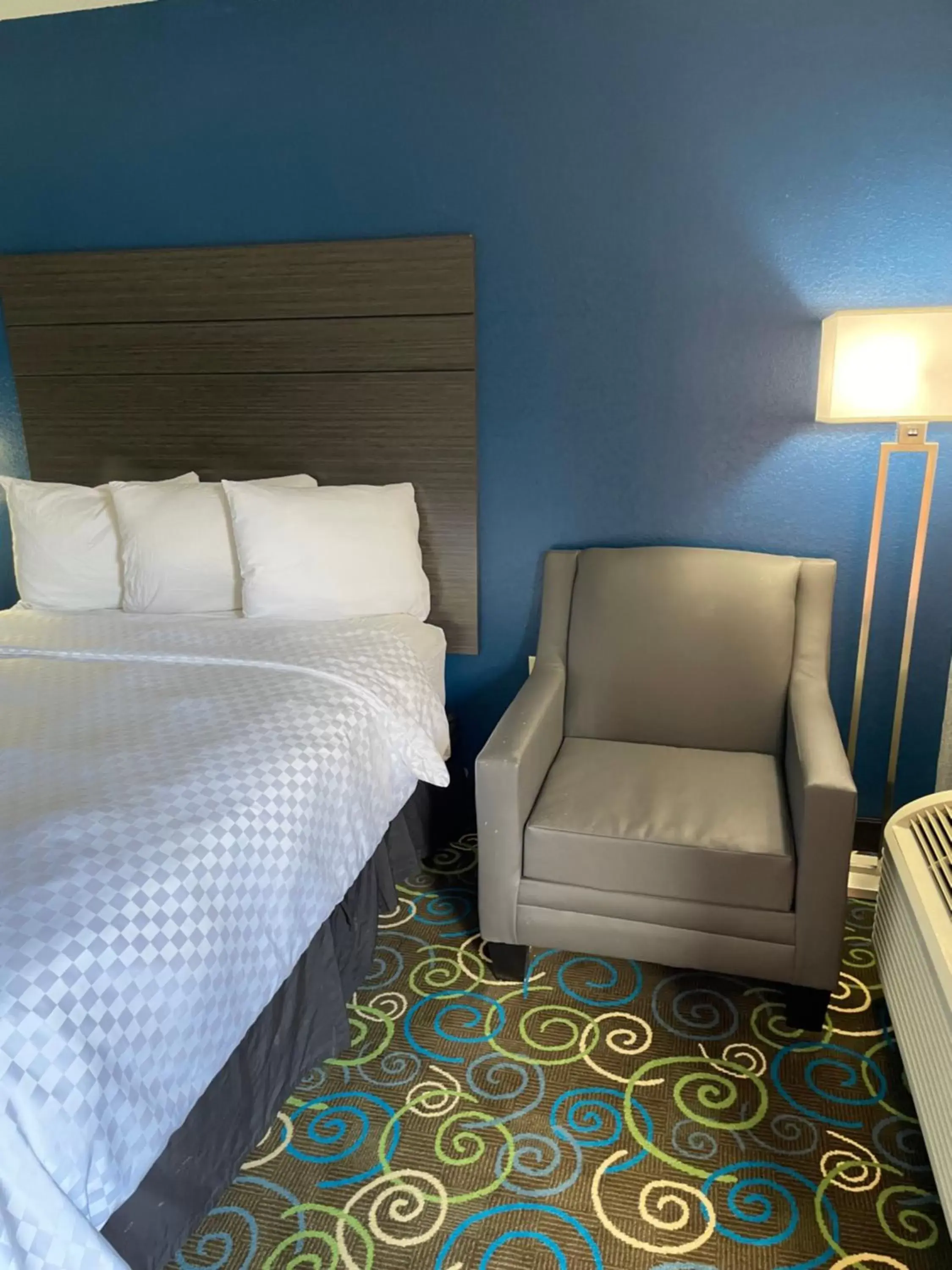 Bed in Clairmont Inn & Suites - Warren