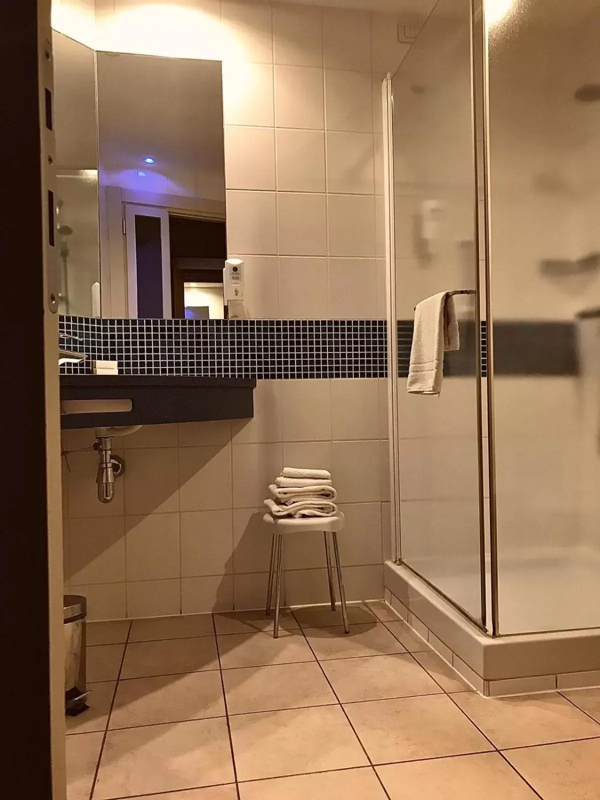 Shower, Bathroom in Bes Hotel Bergamo Ovest