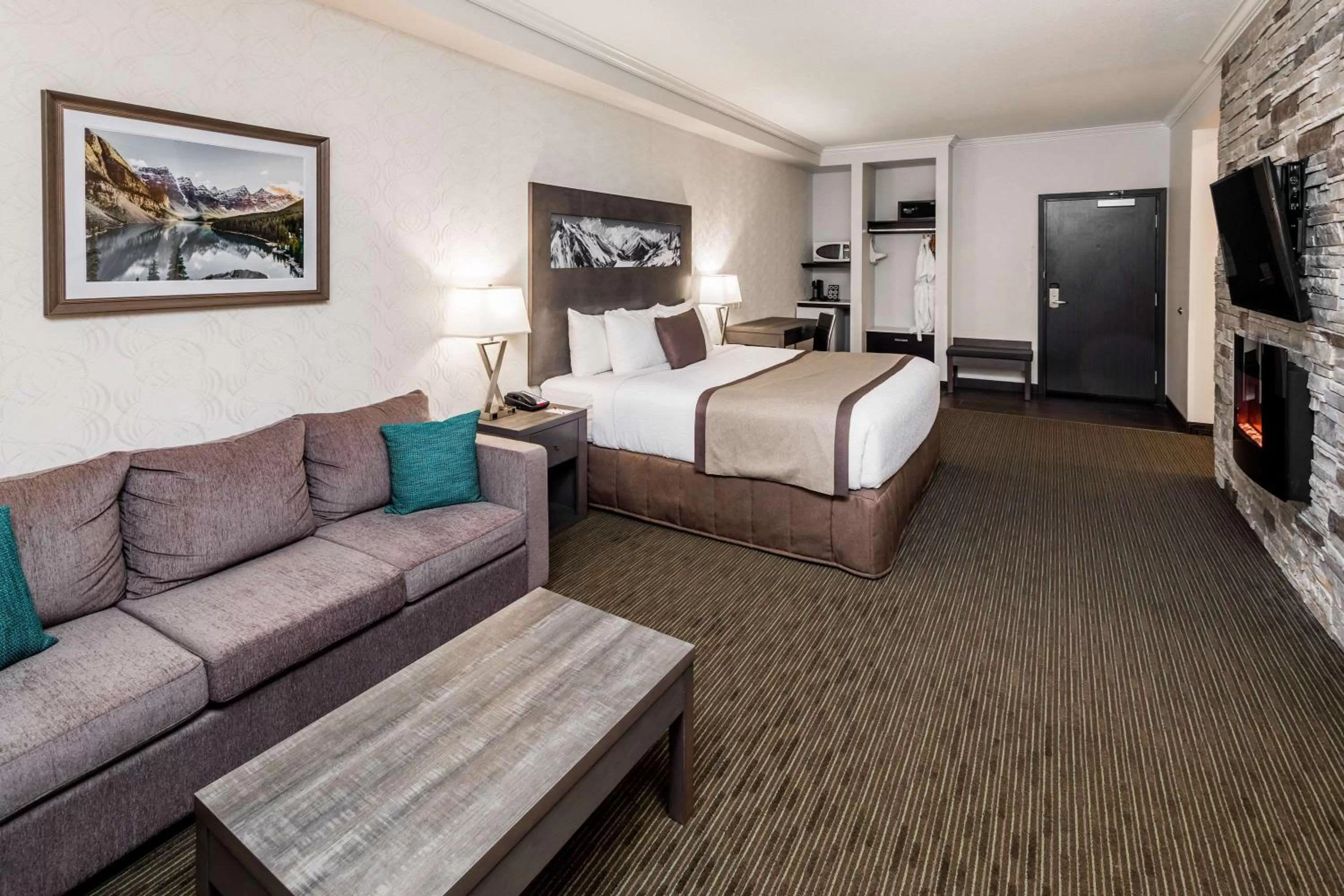 Photo of the whole room, Bed in Ramada by Wyndham Revelstoke