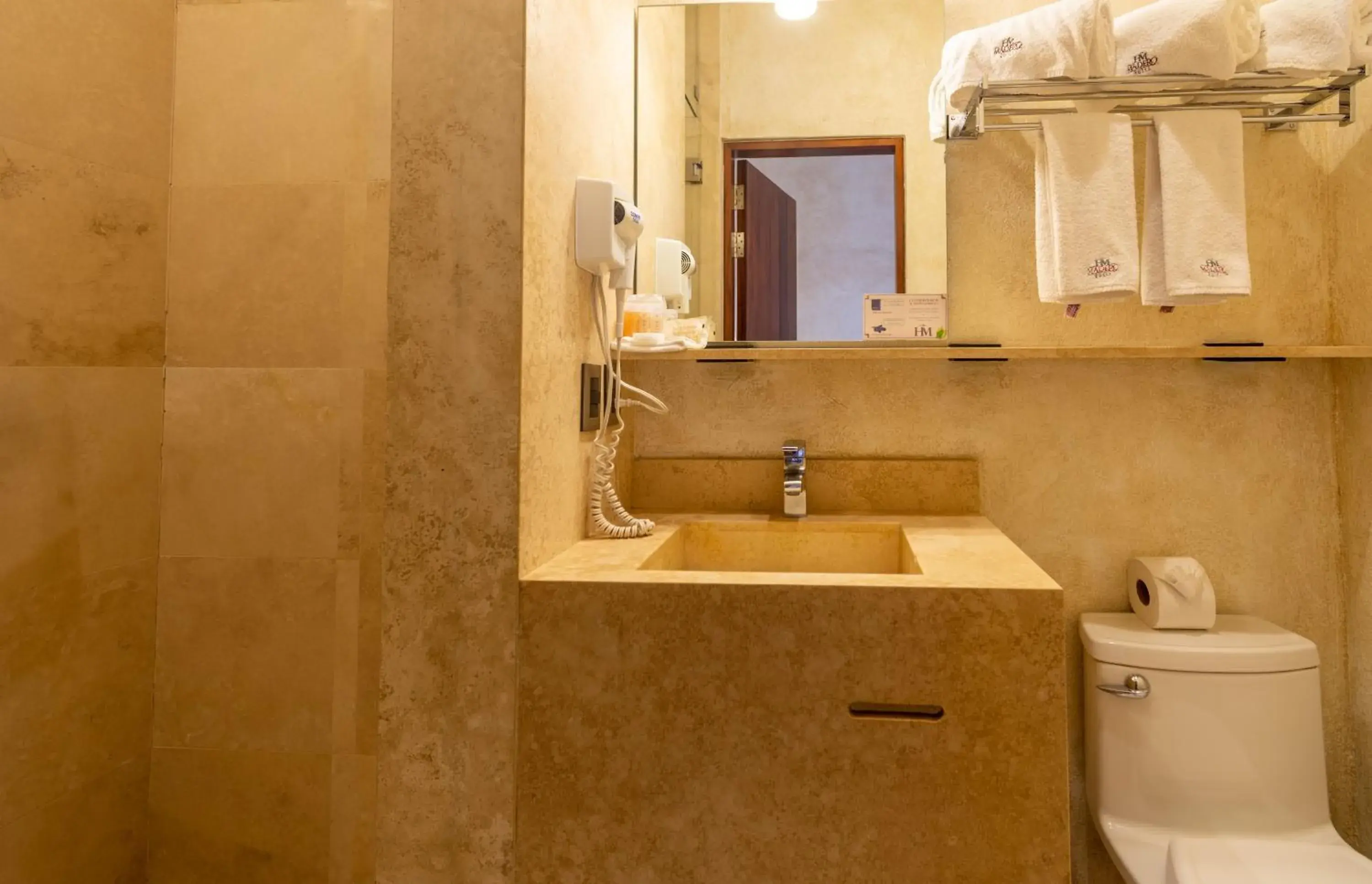 Shower, Bathroom in Hotel Madero