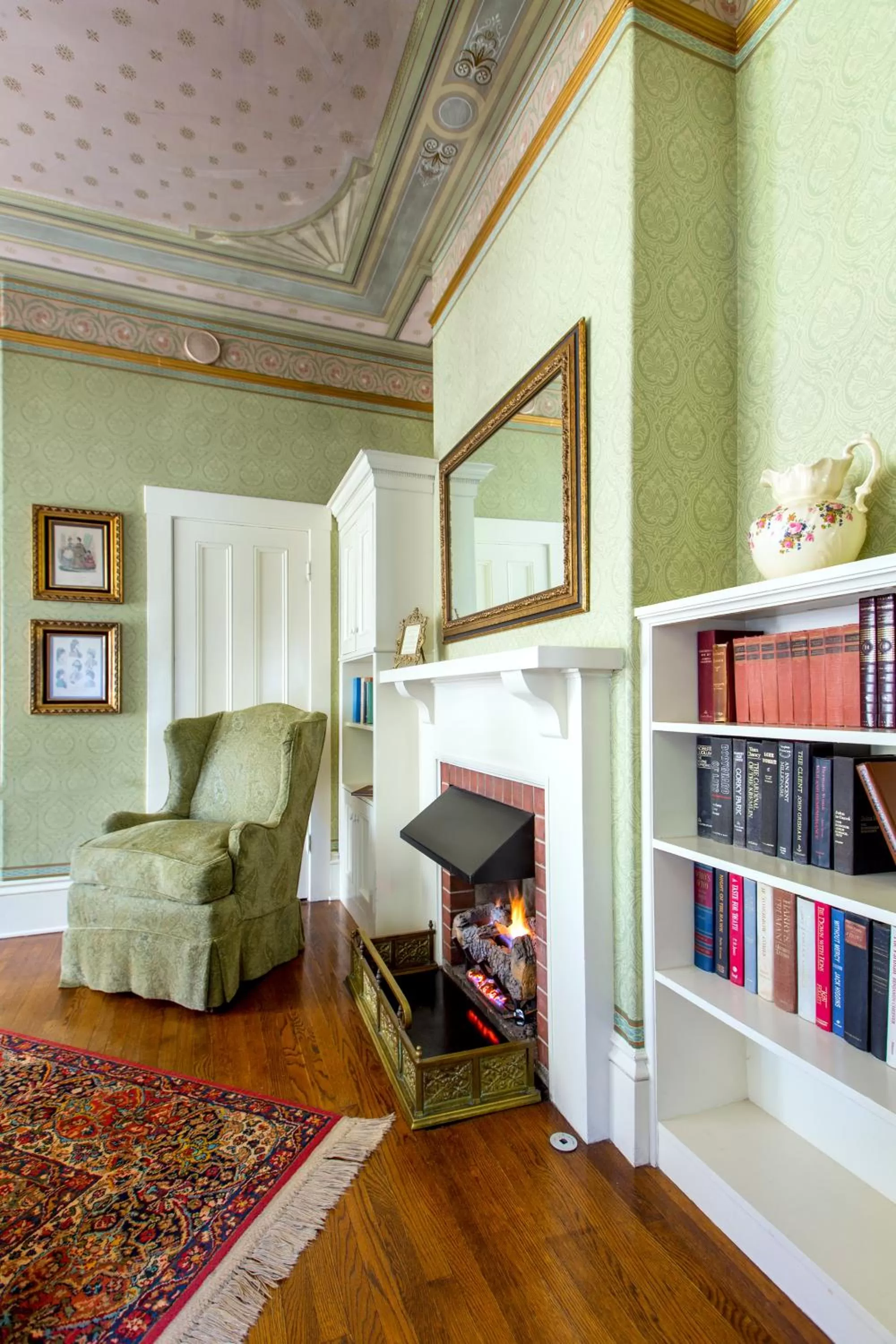 Library in Simpson House Inn