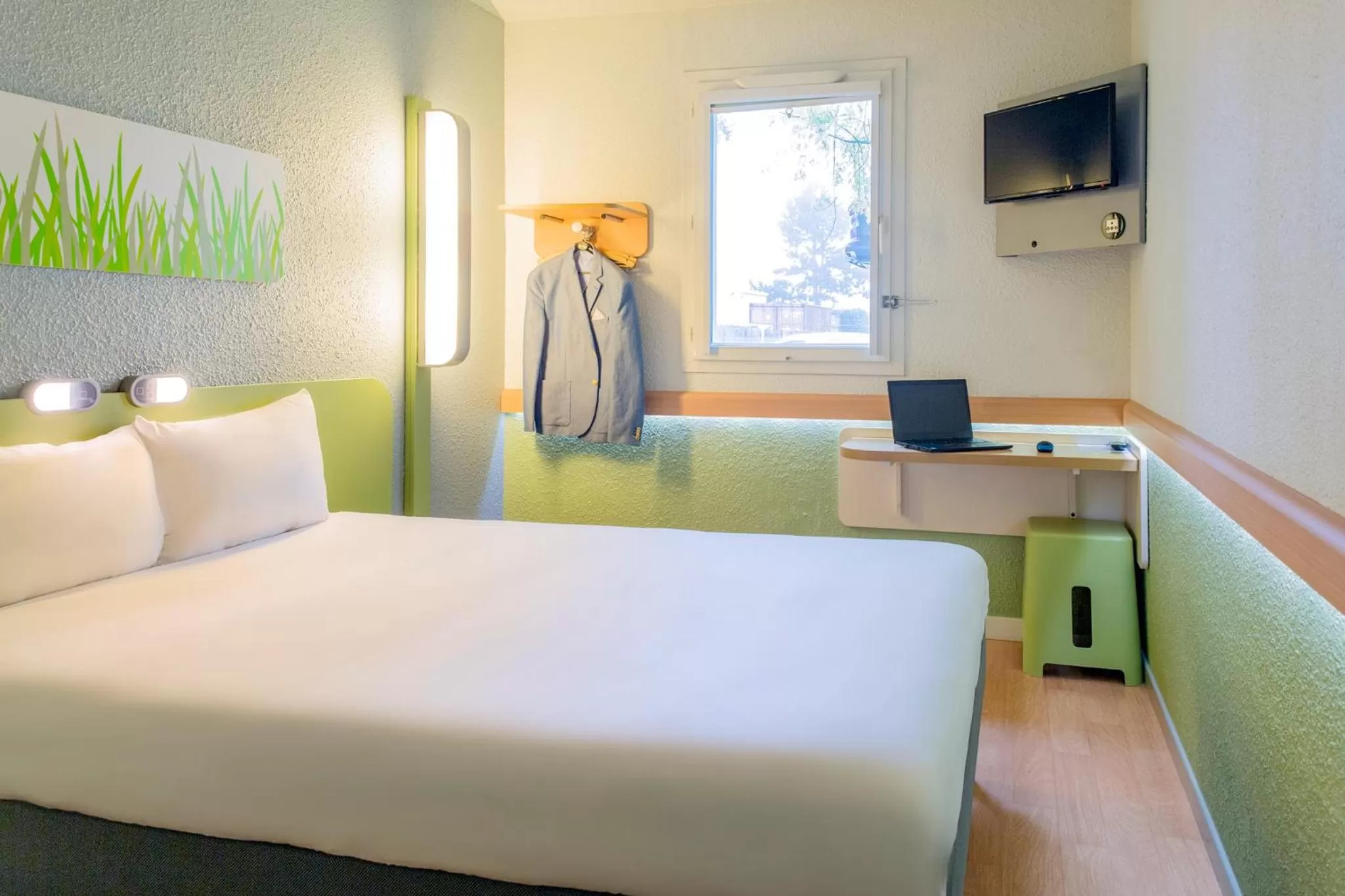 Bedroom, Bed in ibis budget Lyon Sud St Genis Laval