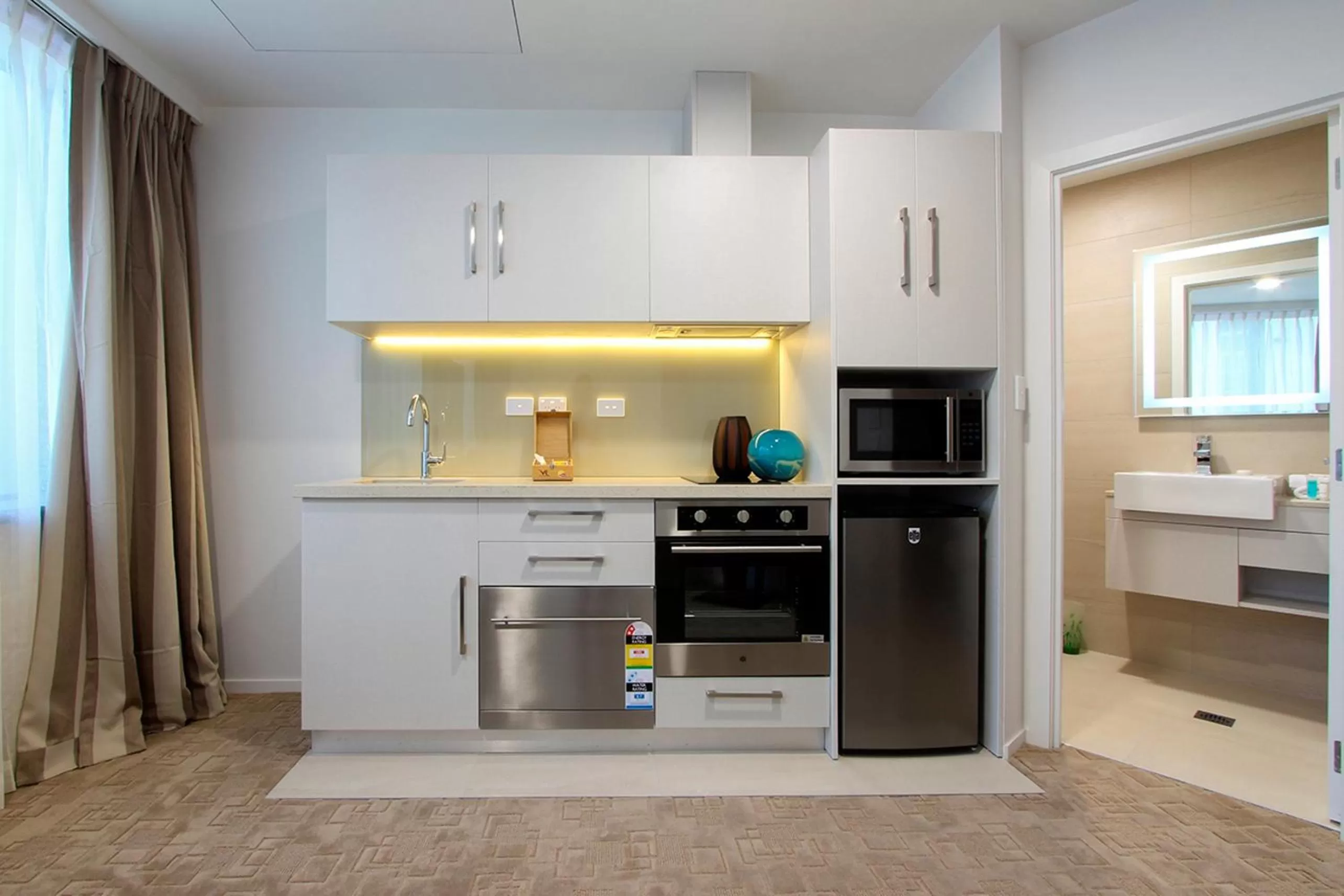 Kitchen or kitchenette in VR Queen Street Hotel & Suites