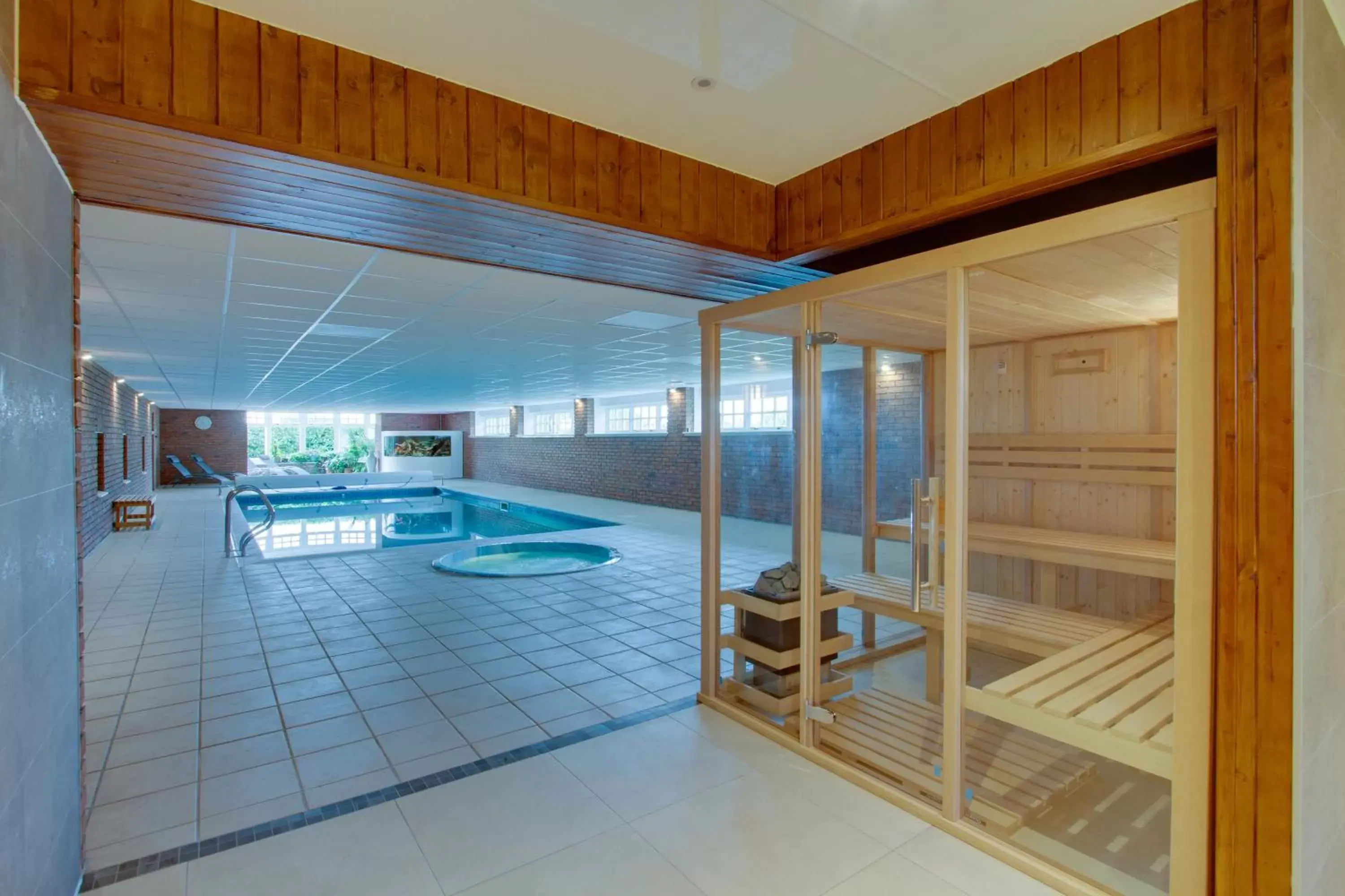 Sauna, Swimming Pool in Home Farm B&B - Poppy Room