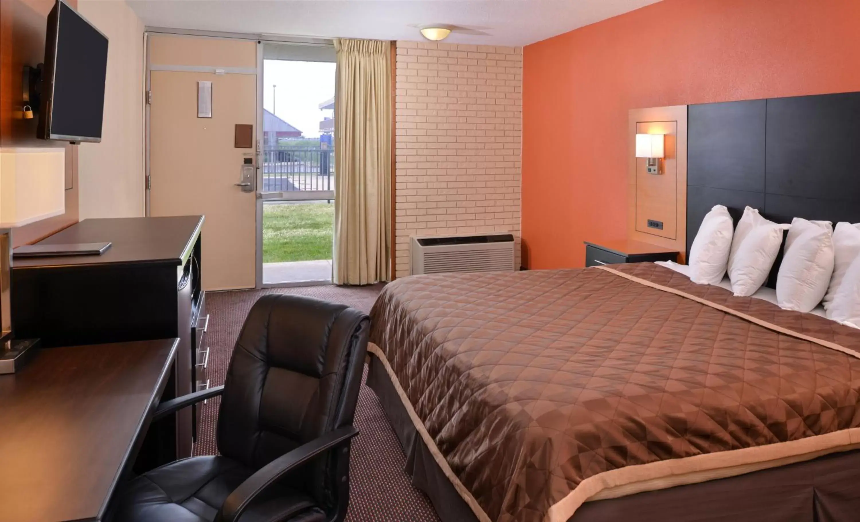 Bed in Americas Best Value Inn - Collinsville / St. Louis