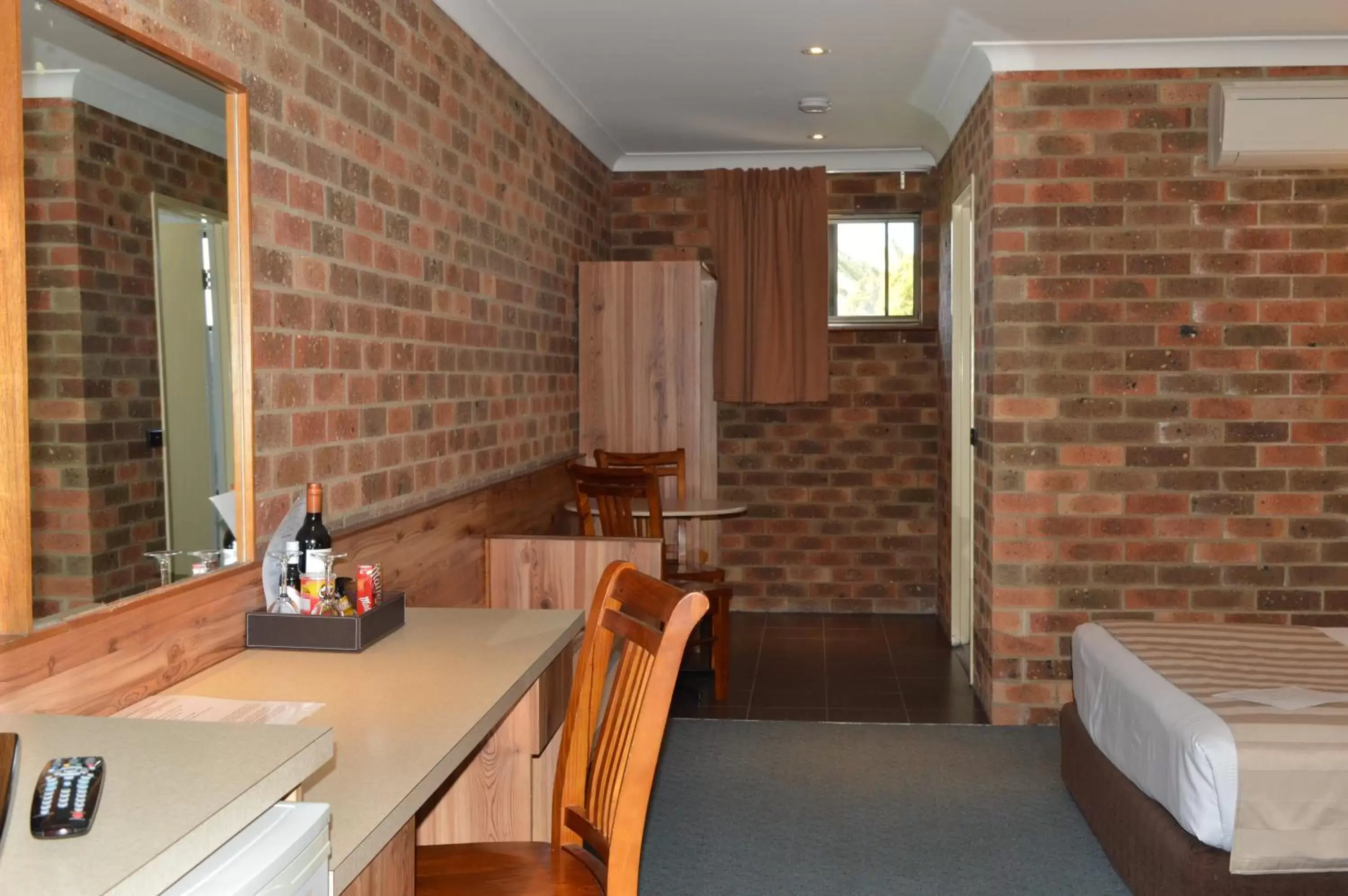 Seating area, Kitchen/Kitchenette in Sunseeker Motor Inn