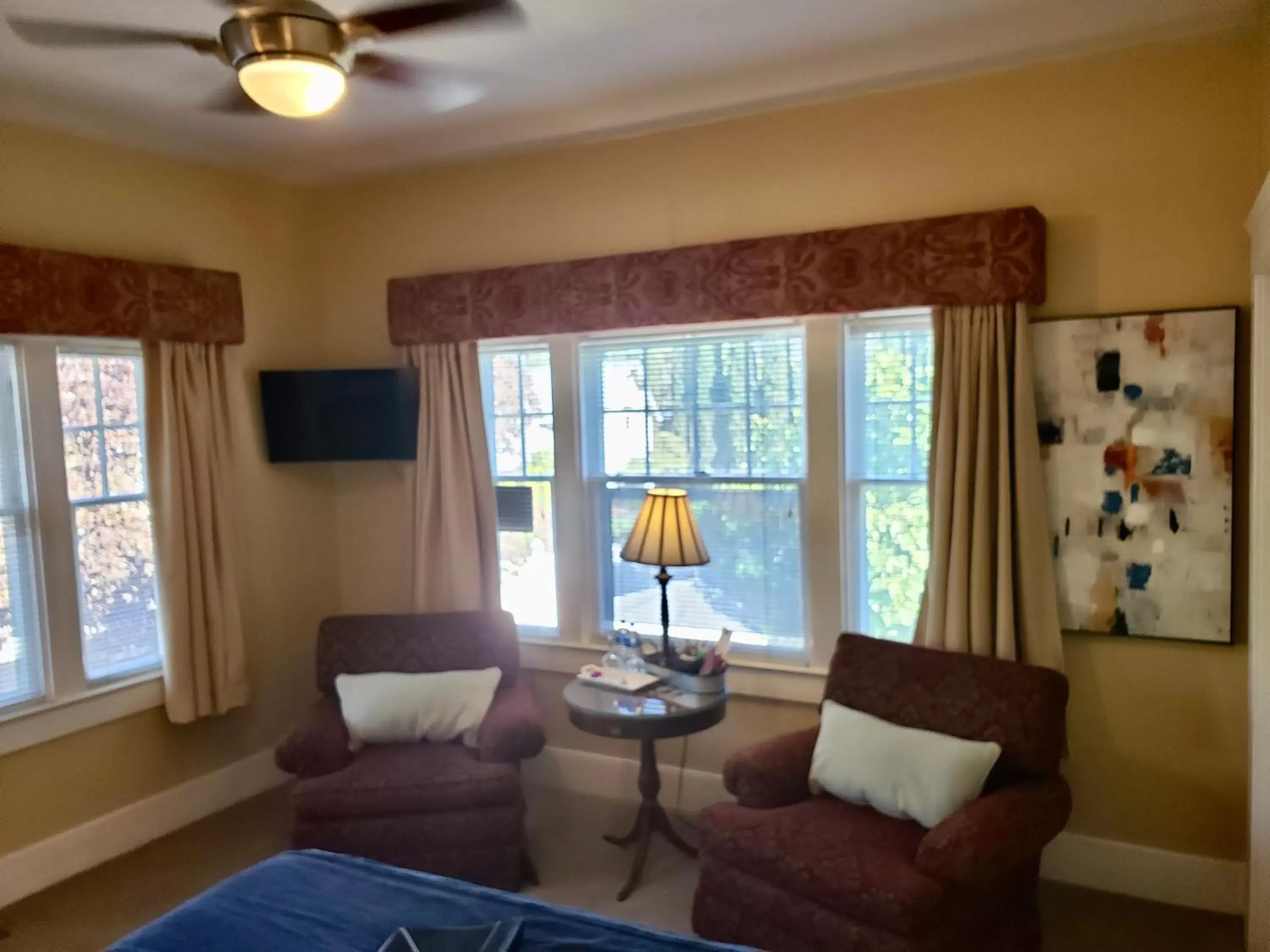 Seating Area in Bayberry Inn B&B and Oregon Wellness Retreat