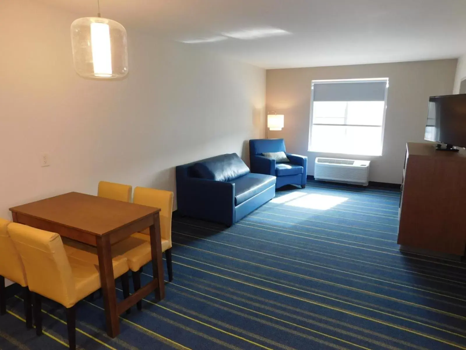 Living room, Seating Area in Days Inn & Suites by Wyndham Kearney