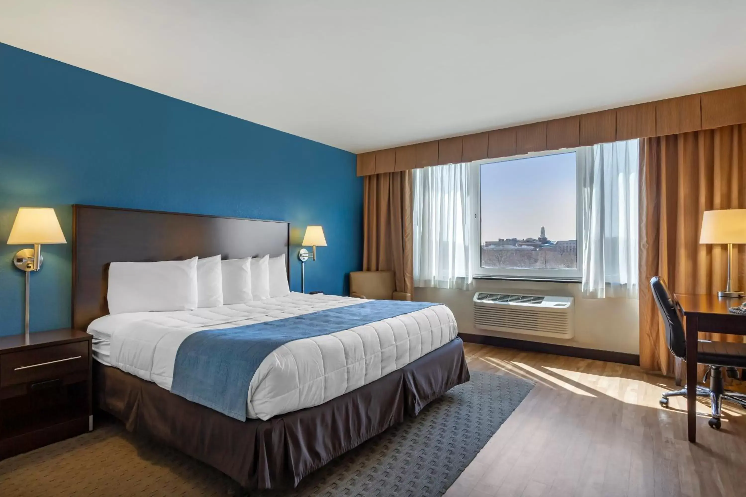 Photo of the whole room, Bed in The Capitol Hotel, Ascend Hotel Collection