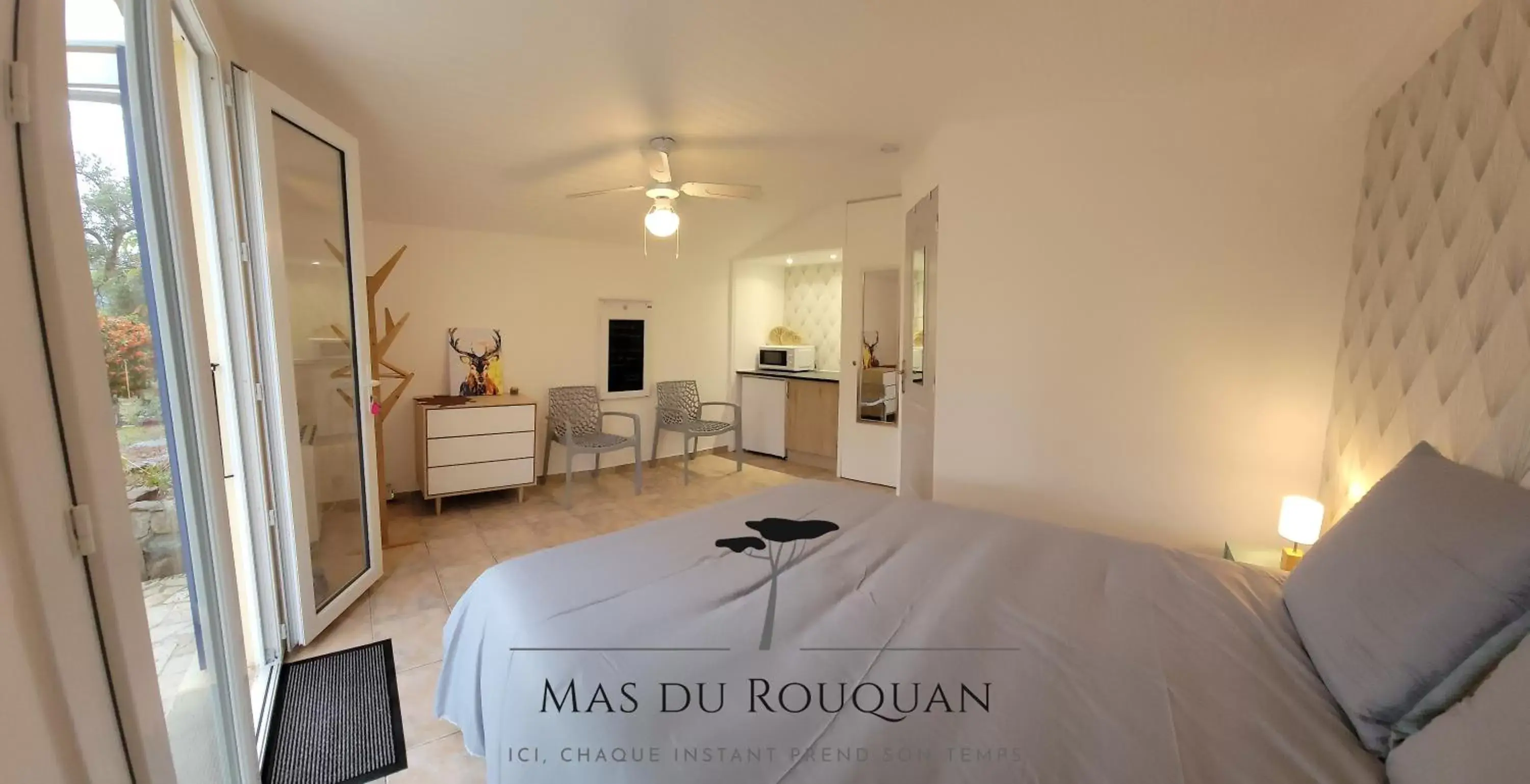 Photo of the whole room in Le Mas du Rouquan