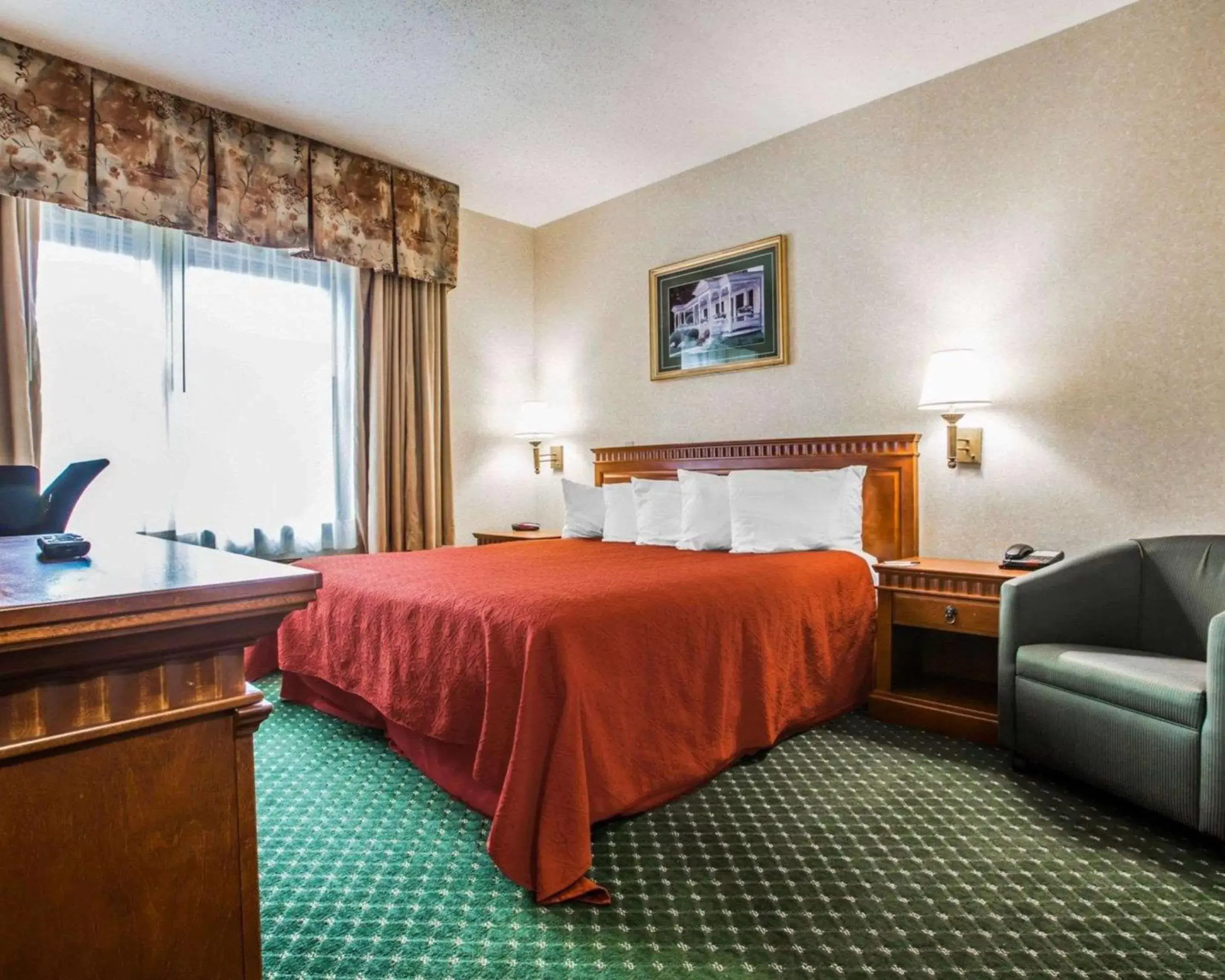 Photo of the whole room, Bed in Econo Lodge Glens Falls - Lake George