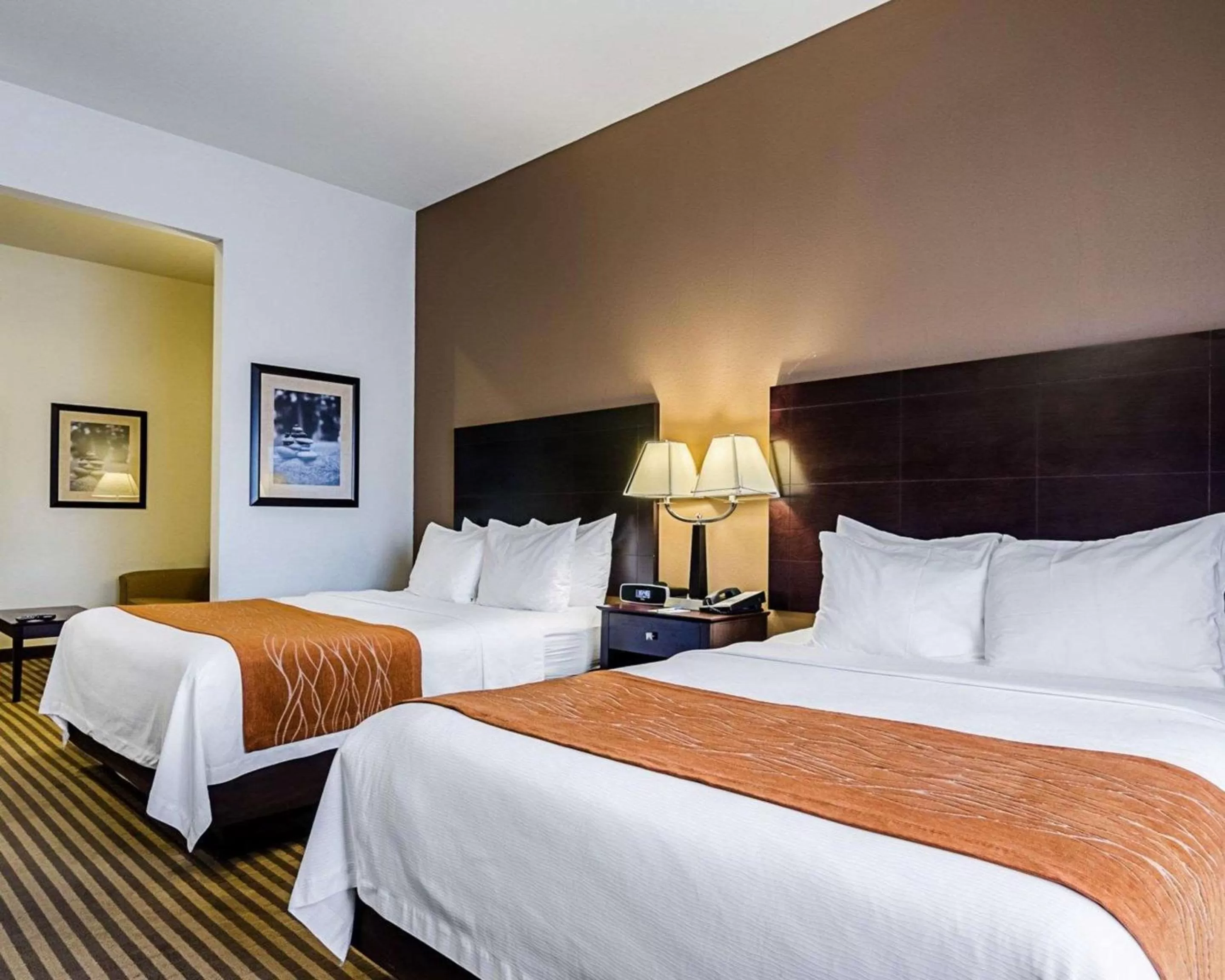 Photo of the whole room, Bed in Comfort Inn & Suites Lawrence - University Area