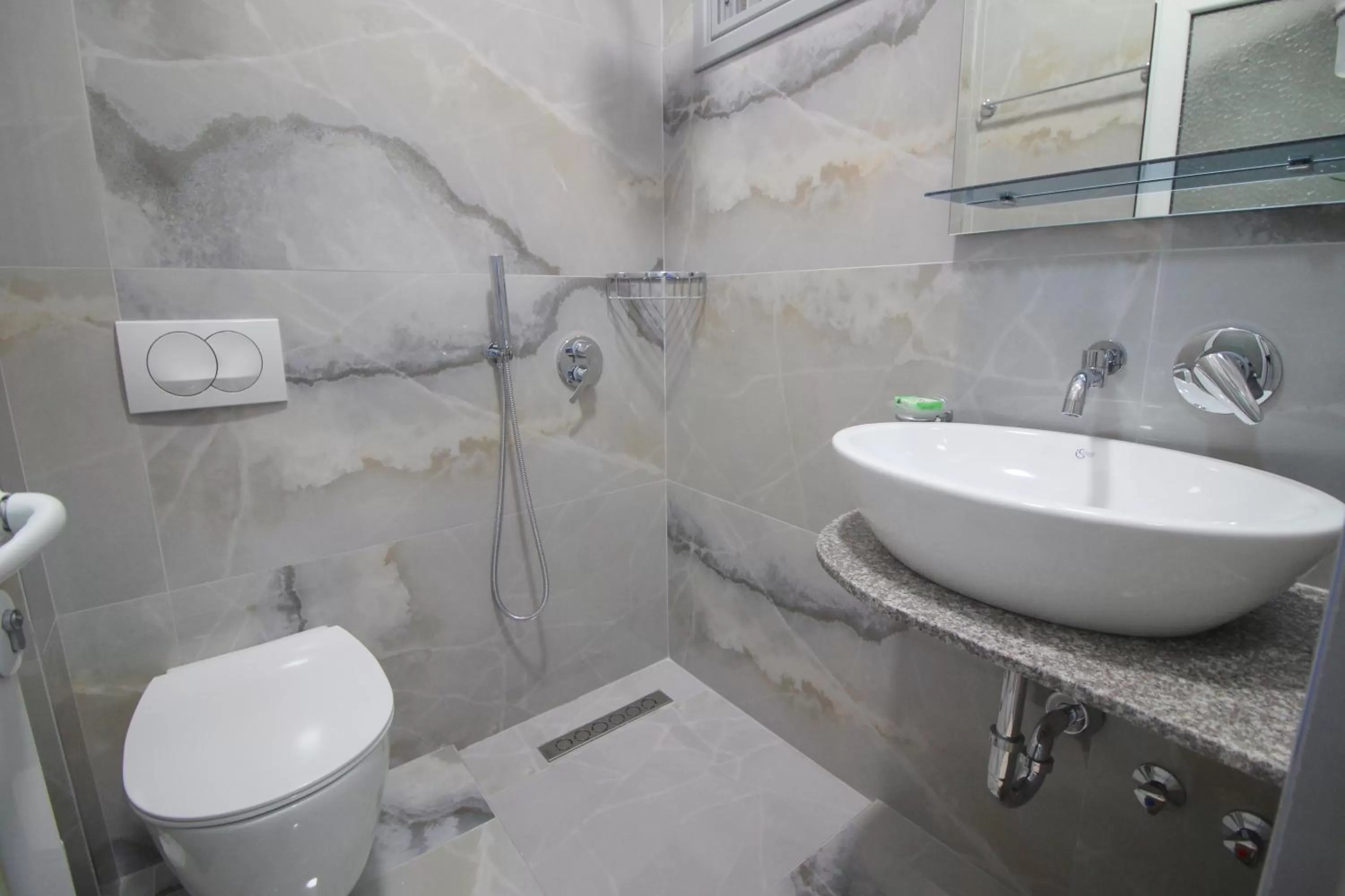 Bathroom in Murati Suites Sarandë