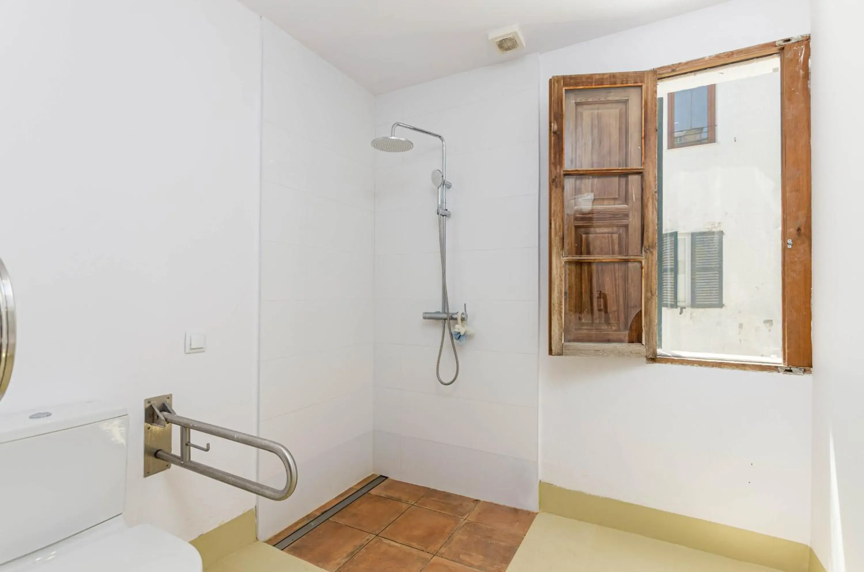 Facility for disabled guests, Bathroom in Urban Hostel Palma - Albergue Juvenil - Youth Hostel