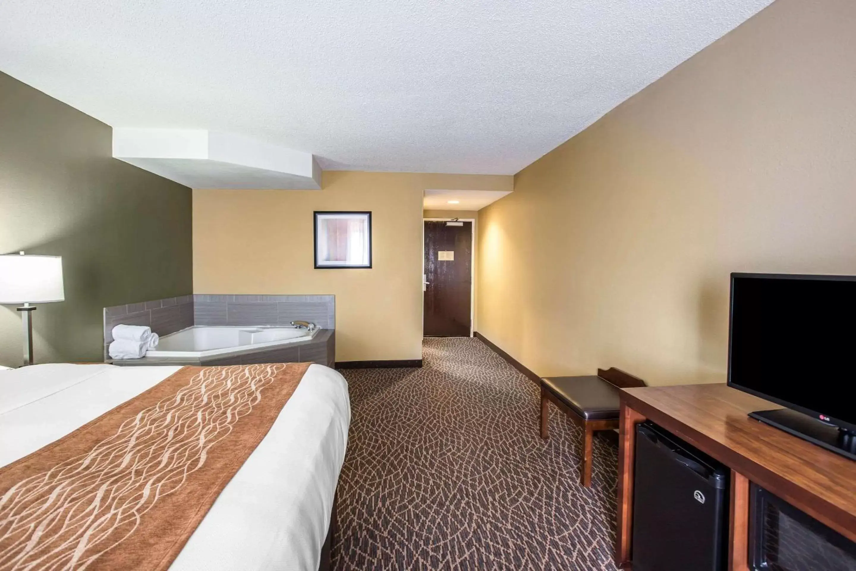 Photo of the whole room, TV/Entertainment Center in Comfort Inn & Suites Kannapolis - Concord