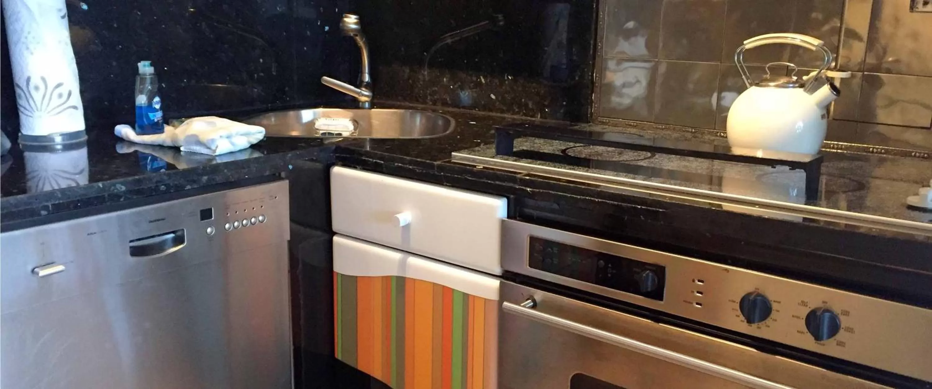 Kitchen or kitchenette in Manhattan Tower Apartment Hotel